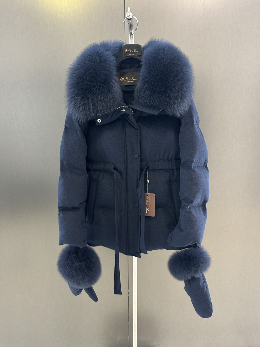 NO:637762,LP autumn and winter new high-quality glove style goose down jacket, imported oversized fox fur collar (detachable), customized cashmere fabric, 10 cashmere 90 wool, 90 goose down filling inside SML (length 70, bust 116, size M), women's clothing, loro piana, gloves, alexander wang19860909Lp秋冬新款高品质手套款鹅绒服 进口超大狐狸毛毛领（可拆）定制羊绒面料 10羊绒90羊毛 内里90鹅绒填充 SML（衣长70,胸围116,码数M）,女装,loro piana,gloves,alexander wang,Women's clothing