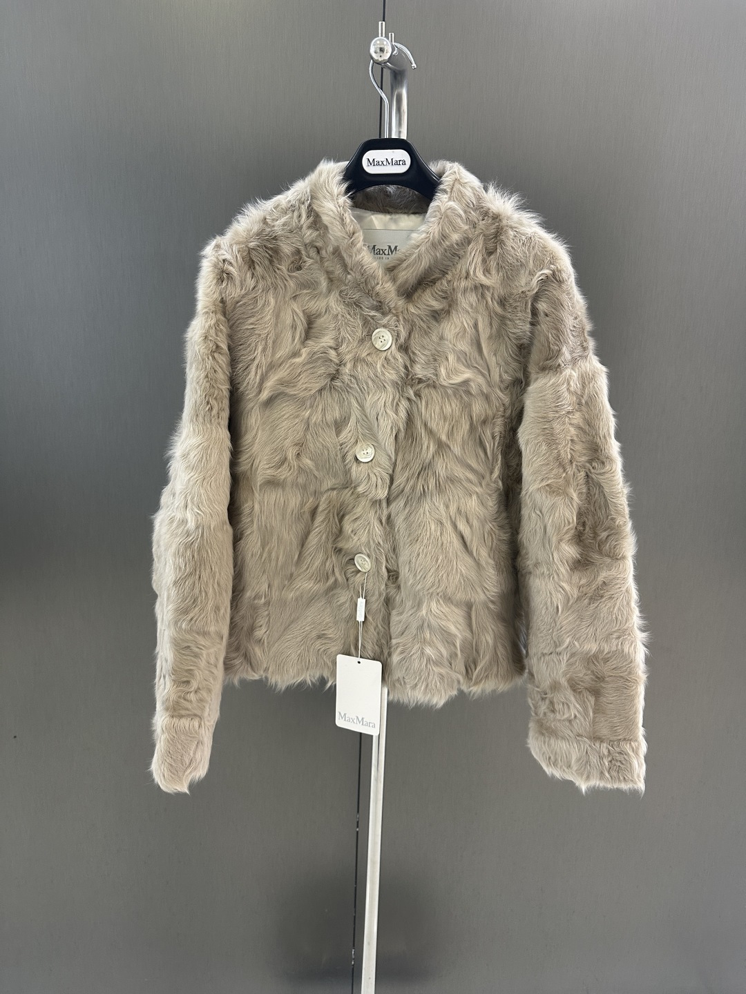 NO:676765,Maxmara's autumn and winter benefits are coming. Imported Xiaohu sheep fur, simple and high-end, ready for sale ml (length 60, bust 108, size L), Maxmara-clothing, sheepskin,19860909Maxmara 秋冬福利来袭 进口小湖羊皮毛一体  简约高级 现货发售 ml（衣长60,胸围108,码数L）,麦丝玛拉-服装,sheepskin,,Women's clothing