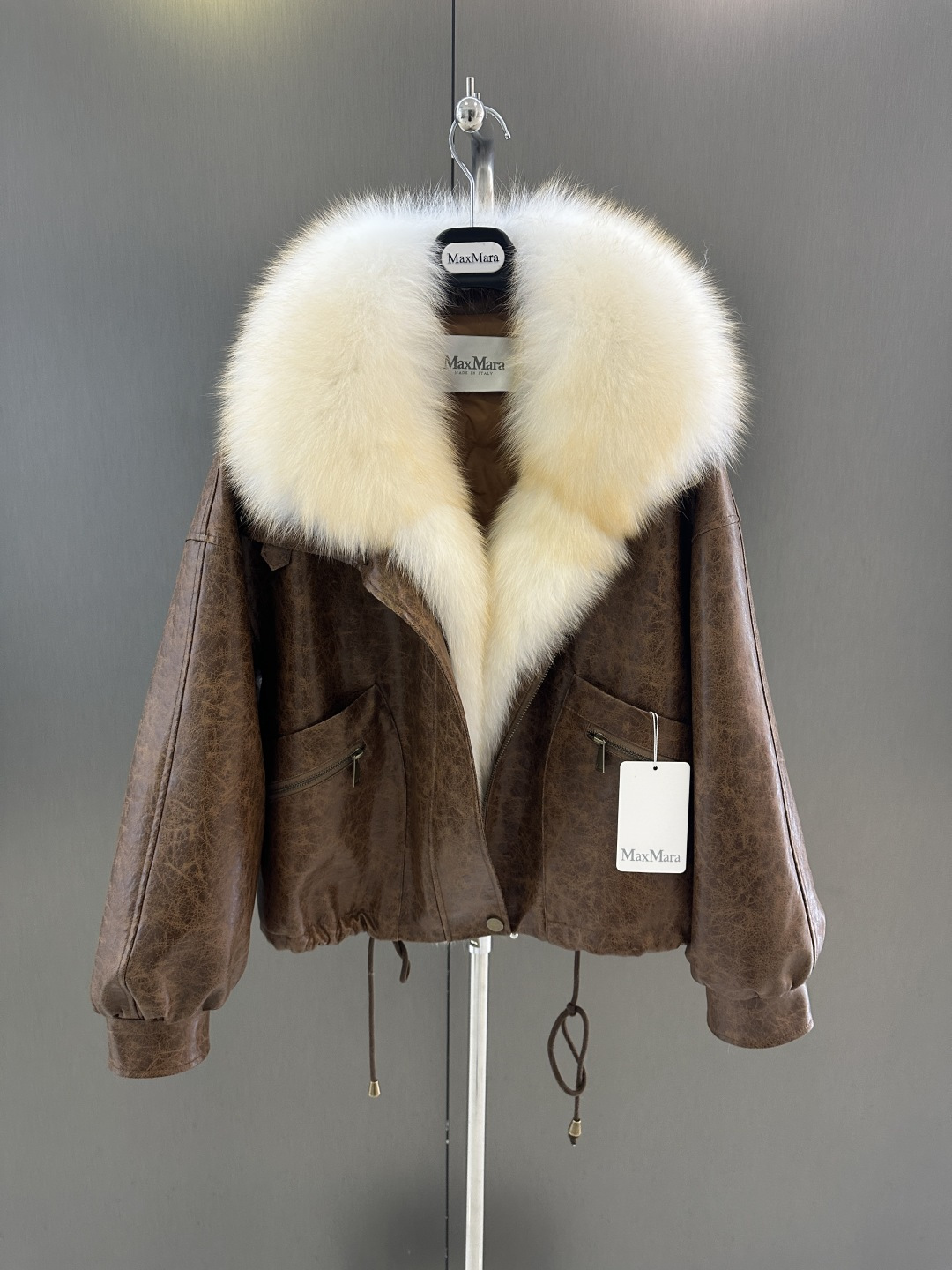 NO:637731,Maxmara's new winter high-quality fur jacket. Customized waxed suede fabric. High-end fashion. Paired with an oversized imported two-color dyed white fox fur collar (removable) and seamless goose down filling inside. Warm all winter. One size fits all available (length 58, bust 122), Maxmara-clothing, jackets & coats, chamois leather, alexander wang19860909Maxmara 冬季新款高品质皮草外套 定制蜡皮纹麂皮绒面料 高级时尚 搭配超大进口双色染白狐毛领（可拆）内里无缝鹅绒填充 温暖整个冬天 均码发售（衣长58,胸围122）,麦丝玛拉-服装,jackets & coats,chamois leather,alexander wang,Women's clothing