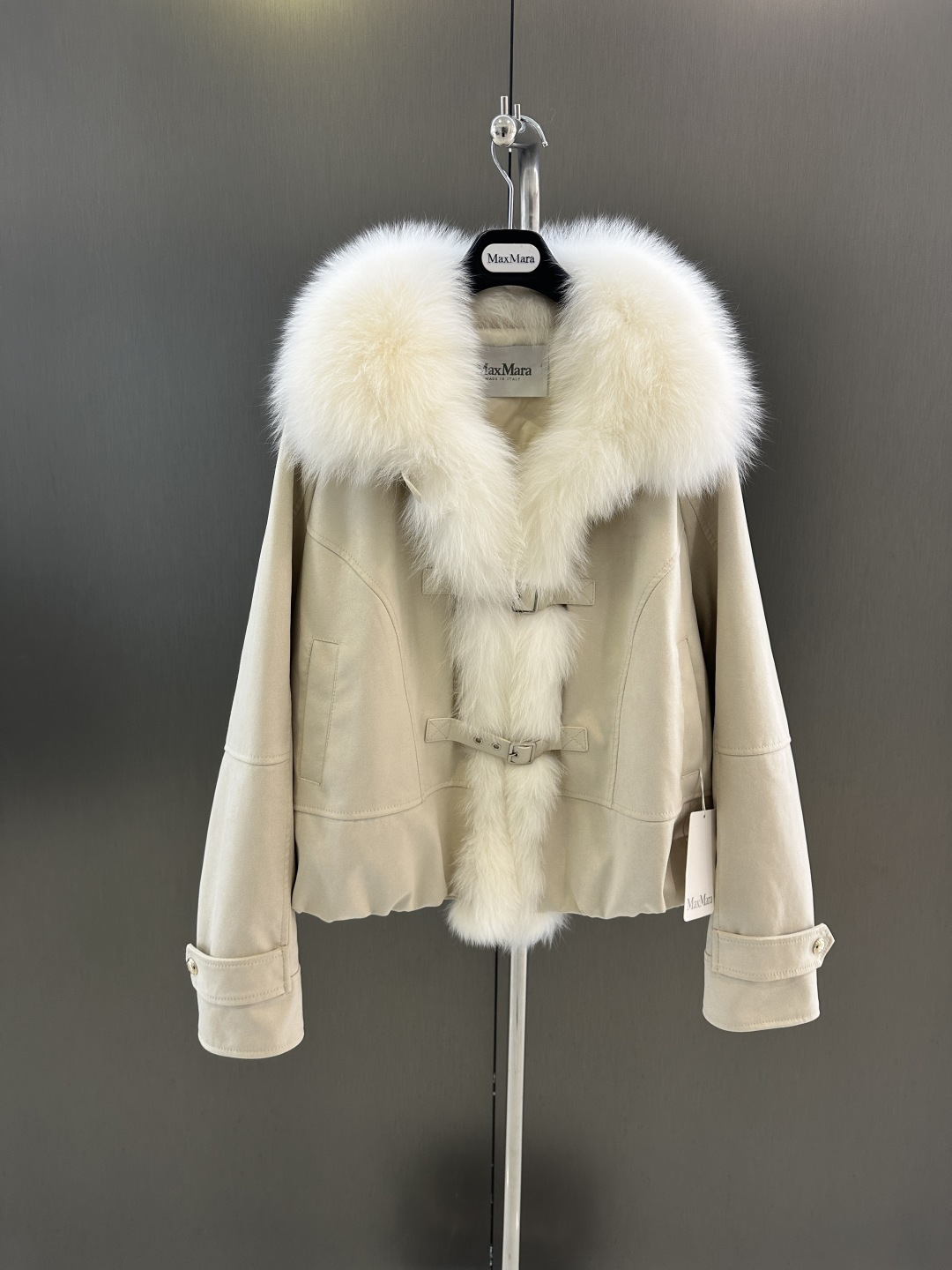 NO:637733,Maxmara new high-quality fox fur jacket for autumn and winter, seamless goose down filling inside, super soft suede fabric matching, versatile and fashionable. ML sale (length 58, bust 128, size L), Maxmara-clothing, jackets & coats, chamois leather, alexander wang19860909Maxmara 秋冬新款高品质狐狸毛皮草外套 内里无缝鹅绒填充 超软麂皮绒面料搭配 百搭时尚.ML发售（衣长58,胸围128,码数L）,麦丝玛拉-服装,jackets & coats,chamois leather,alexander wang,Women's clothing