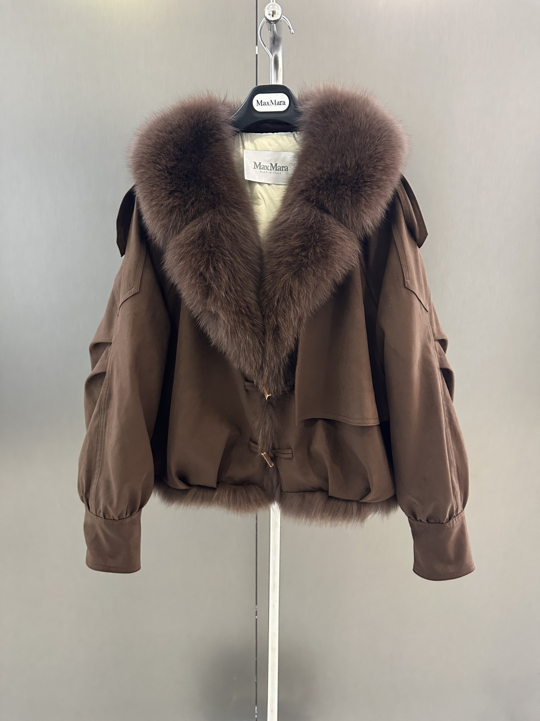 NO:637735,Maxmara *Autumn and winter new high-quality goose down jacket. Imported oversized white fox fur collar. High-end fashion. Customized microfiber sheepskin fabric. Soft and non-sticky. Absolute high-end product. ML available for sale (length 56, bust 126, size M), Maxmara-clothing, sheepskin, alexander wang19860909Maxmara *秋冬新款高品质鹅绒服 进口超大白狐毛领搭配 高级时尚 定制超纤羊皮绒面料 柔软不粘毛 绝对的高端产品 ML现货发售（衣长56,胸围126,码数M）,麦丝玛拉-服装,sheepskin,alexander wang,Women's clothing