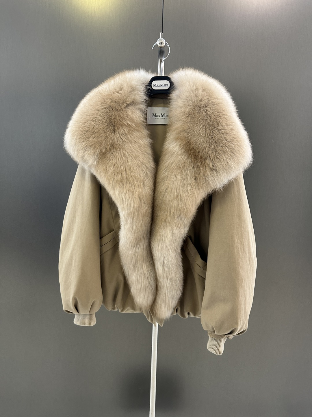 NO:637737,Maxmara new high-quality fox fur jacket for autumn and winter. Extra large imported two-color dyed white fox fur collar is detachable. Goose down filling inside. Absolutely high quality SML (length 67, bust 134, size s), Maxmara-clothing, jackets & coats, alexander wang19860909Maxmara 秋冬新款高品质狐狸毛皮草外套 超大进口双色染白狐毛领可拆 内里鹅绒填充 绝对的高货 SML（衣长67,胸围134,码数s）,麦丝玛拉-服装,jackets & coats,alexander wang,Women's clothing