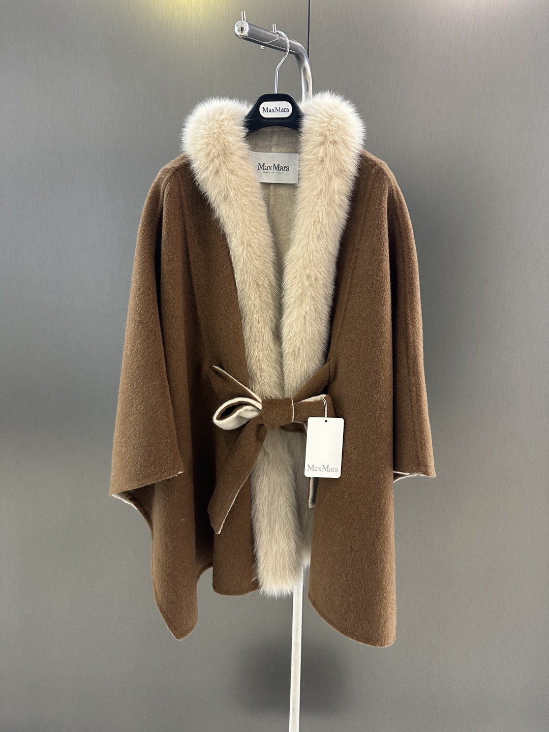 NO:637722,Maxmara's new autumn and winter fox fur woolen jacket has a lace-up waist, looks slim and high-end, and comes with a fox fur collar. Gentle wind blows in. One size fits all. Length 75. The fox fur collar is non-detachable. Maxmara-clothing, jackets & coats, alexander wang19860909Maxmara 秋冬新款狐狸毛羊毛外套 系带收腰 显瘦高级 搭配狐狸毛毛领 温柔风扑面而来 均码发售 衣长75 狐狸毛毛领不可拆,麦丝玛拉-服装,jackets & coats,alexander wang,Women's clothing