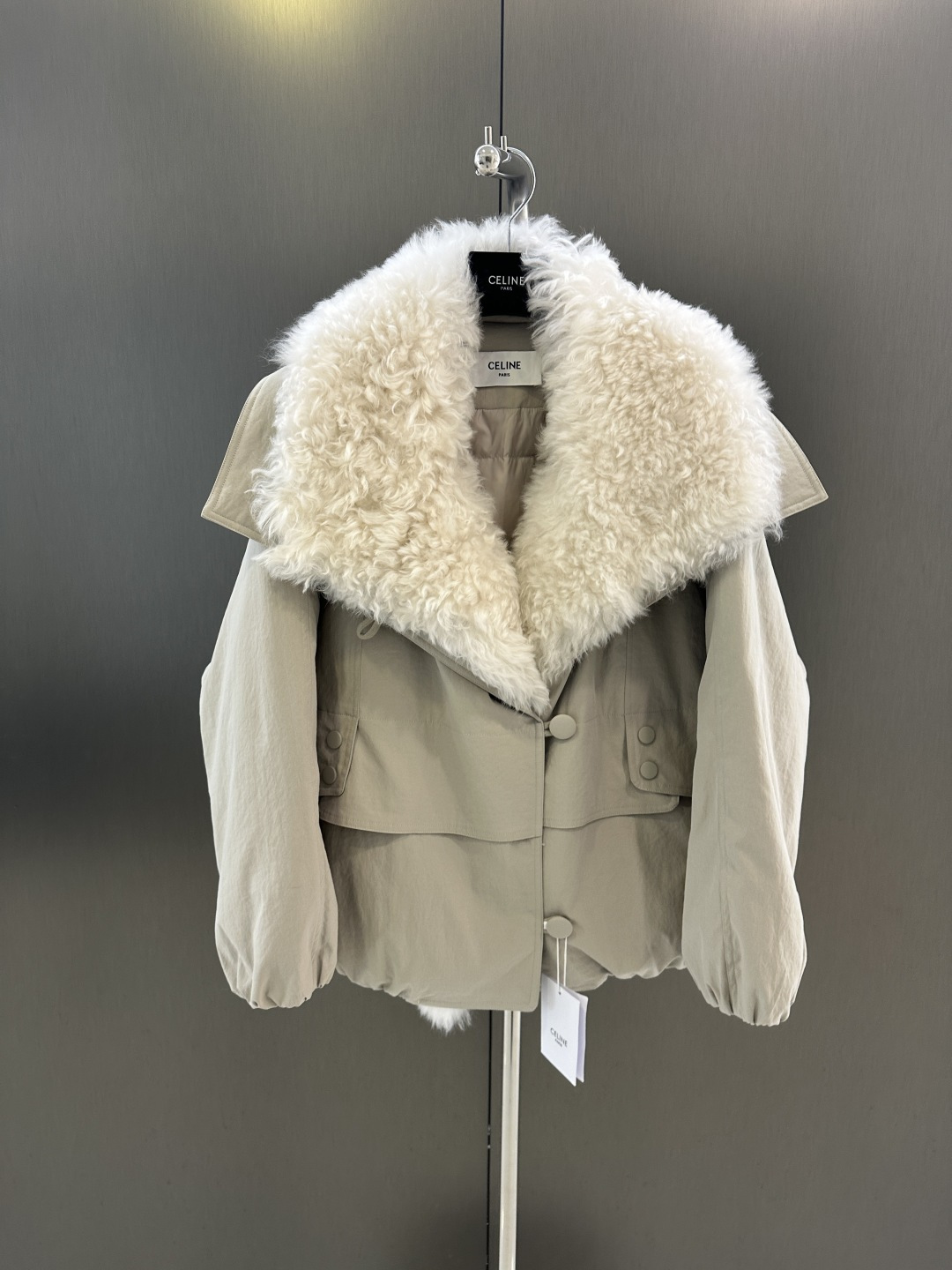 NO:636165,Celin new winter high-quality fur and goose down jacket, oversized wool fur one-piece fur collar (detachable), 90% white goose down filling inside, one piece for winter SML (length 63, bust 134, size m), Celine-clothing, celine, celine, alexander wang19860909Celin 冬季新款高品质皮草鹅绒服 超大羊毛皮毛一体毛领（可拆）内里90白鹅绒填充 一件过冬 SML（衣长63,胸围134,码数m）,赛琳-服装,celine,celine,alexander wang,Women's clothing
