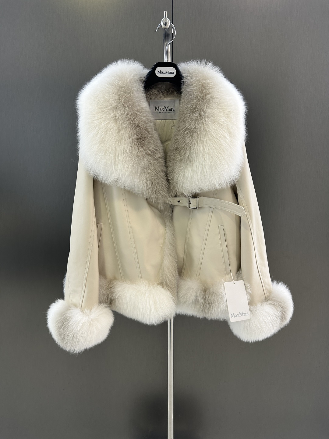NO:637708,Maxmara's new high-quality fur jacket for autumn and winter, imported sheepskin fabric, goose down filling inside, with imported oversized Finnish white fox fur collar (not removable), one size fits all available (length 60, bust 104), Maxmara-clothing, jackets & coats, sheepskin, alexander wang19860909Maxmara 秋冬新款高品质皮草外套 进口绵羊皮面料 内里鹅绒填充 搭配进口超大芬兰白狐毛领（不可拆） 均码发售（衣长60,胸围104）,麦丝玛拉-服装,jackets & coats,sheepskin,alexander wang,Women's clothing