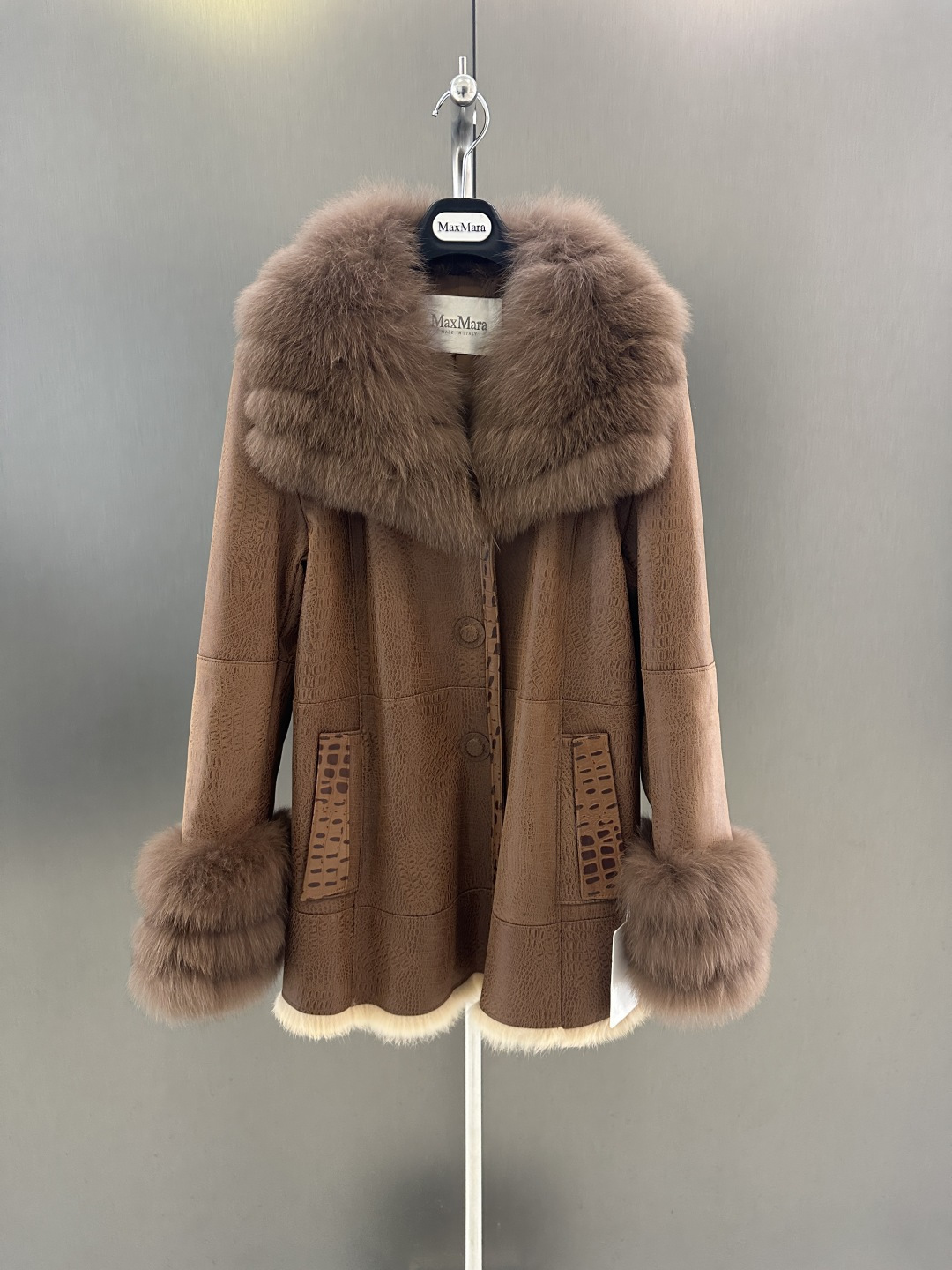 NO:637721,Maxmara's new autumn and winter fur jacket, customized with crocodile skin pattern and rabbit fur, with fox fur collar (not removable) m-XXL (length 64, bust 108, size L), Maxmara-clothing, jackets & coats, crocodile skin, alexander wang19860909Maxmara 秋冬新款皮草外套  定制鳄鱼皮纹兔毛一体 搭配狐狸毛毛领（不可拆）m-XXL（衣长64,胸围108,码数L）,麦丝玛拉-服装,jackets & coats,crocodile skin,alexander wang,Women's clothing
