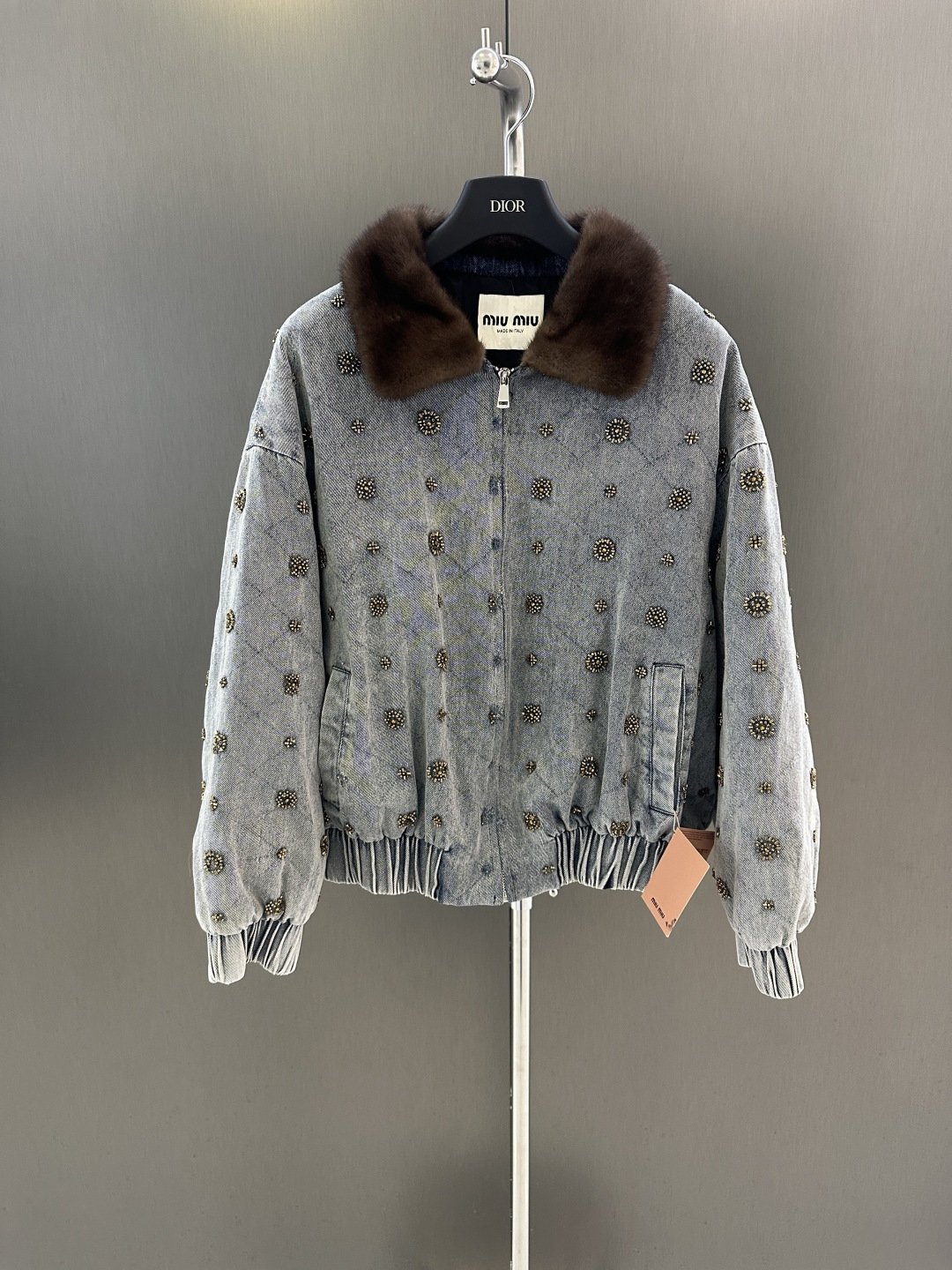 NO:677510,Miumiu new autumn and winter heavy-duty high-quality goose down jacket (imported velvet mink fur collar) with white goose down filling inside SML (length 56, bust 124, size M), Miumiu-clothing, miumiu,19860909Miumiu 秋冬新款重工高品质鹅绒服  进口天鹅绒水貂毛领）内里白鹅绒填充  SML（衣长56,胸围124,码数M）,缪缪-服装,miumiu,,Women's clothing