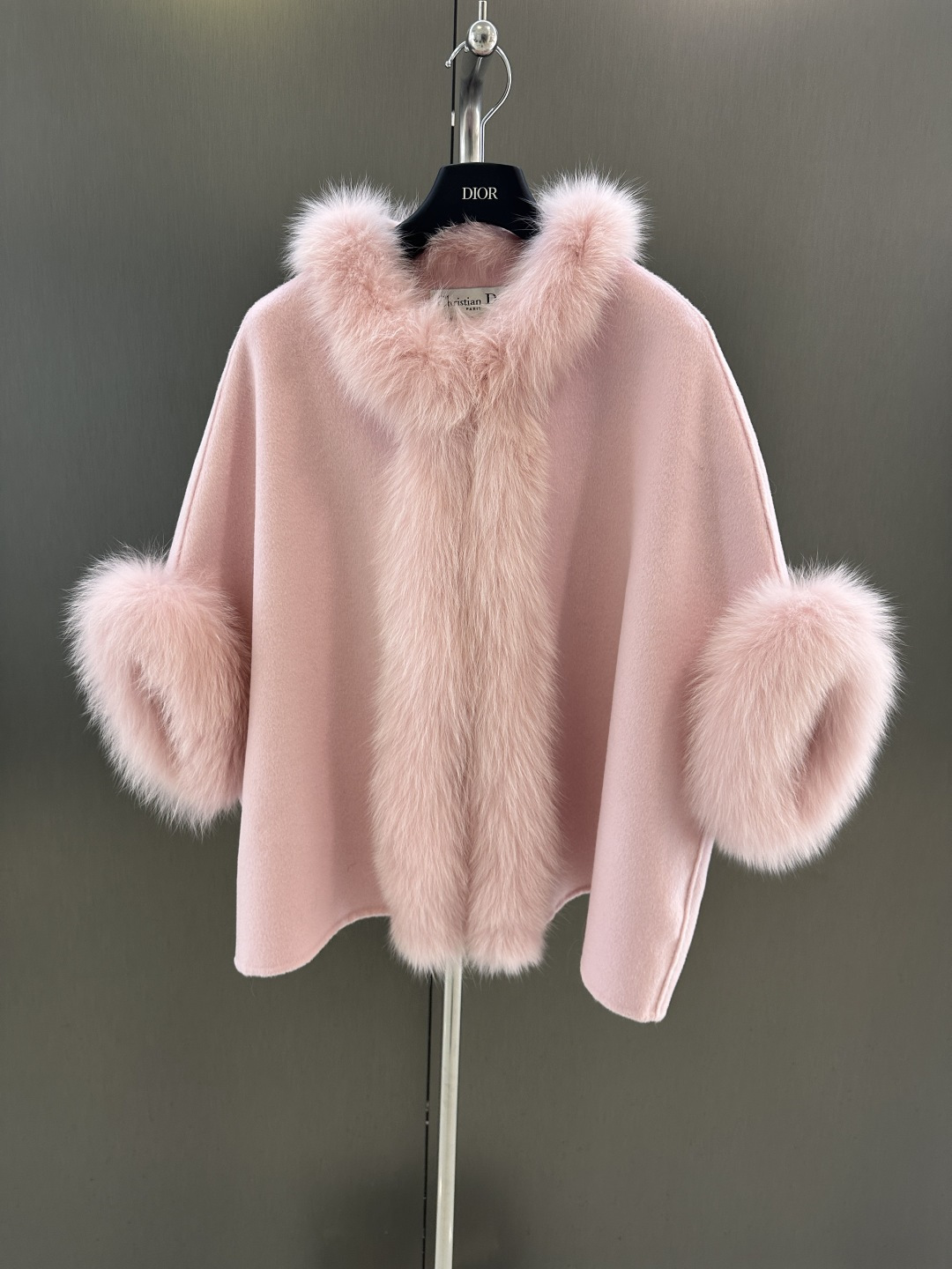 NO:637825,Dior's new autumn and winter ladylike fox fur jacket, with imported white fox, super gentle color, sheep wool fabric, delicate and comfortable, super correct fit sm (length 60, bust 150+, size s), Dior-clothing, dior, dior, jackets & coats, alexander wang19860909Dior 秋冬新款千金名媛风狐狸毛外套 搭配进口白狐 超级温柔的颜色 绵羊毛面料 细腻舒适 版型超正 sm（衣长60,胸围150+,码数s）,迪奥-服装,dior,dior,jackets & coats,alexander wang,Women's clothing