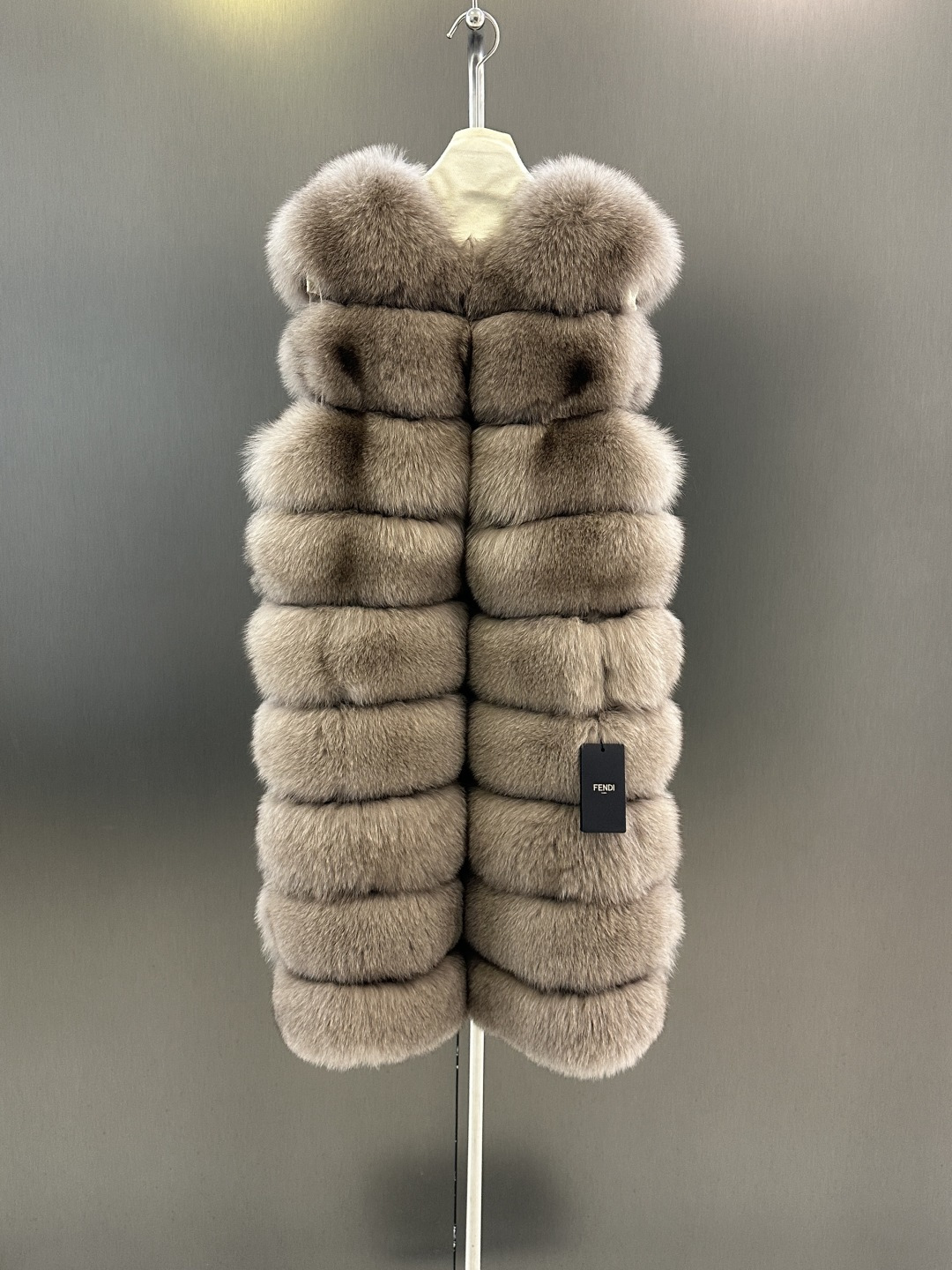 NO:638715,Fendi *Autumn and winter new style super fox fur vest, imported Finnish double-color dyed white fox fur, spliced ​​sheepskin upper body, high-end atmosphere SML (length 100, bust 100, yardage m), Fendi-clothing, fendi, fendi, sheepskin, alexander wang19860909Fendi *秋冬新款超绝狐狸毛皮草马甲 进口芬兰双色染白狐毛 拼接绵羊皮 上身高级大气 SML（衣长100,胸围100,码数m）,芬迪-服装,fendi,fendi,sheepskin,alexander wang,Women's clothing
