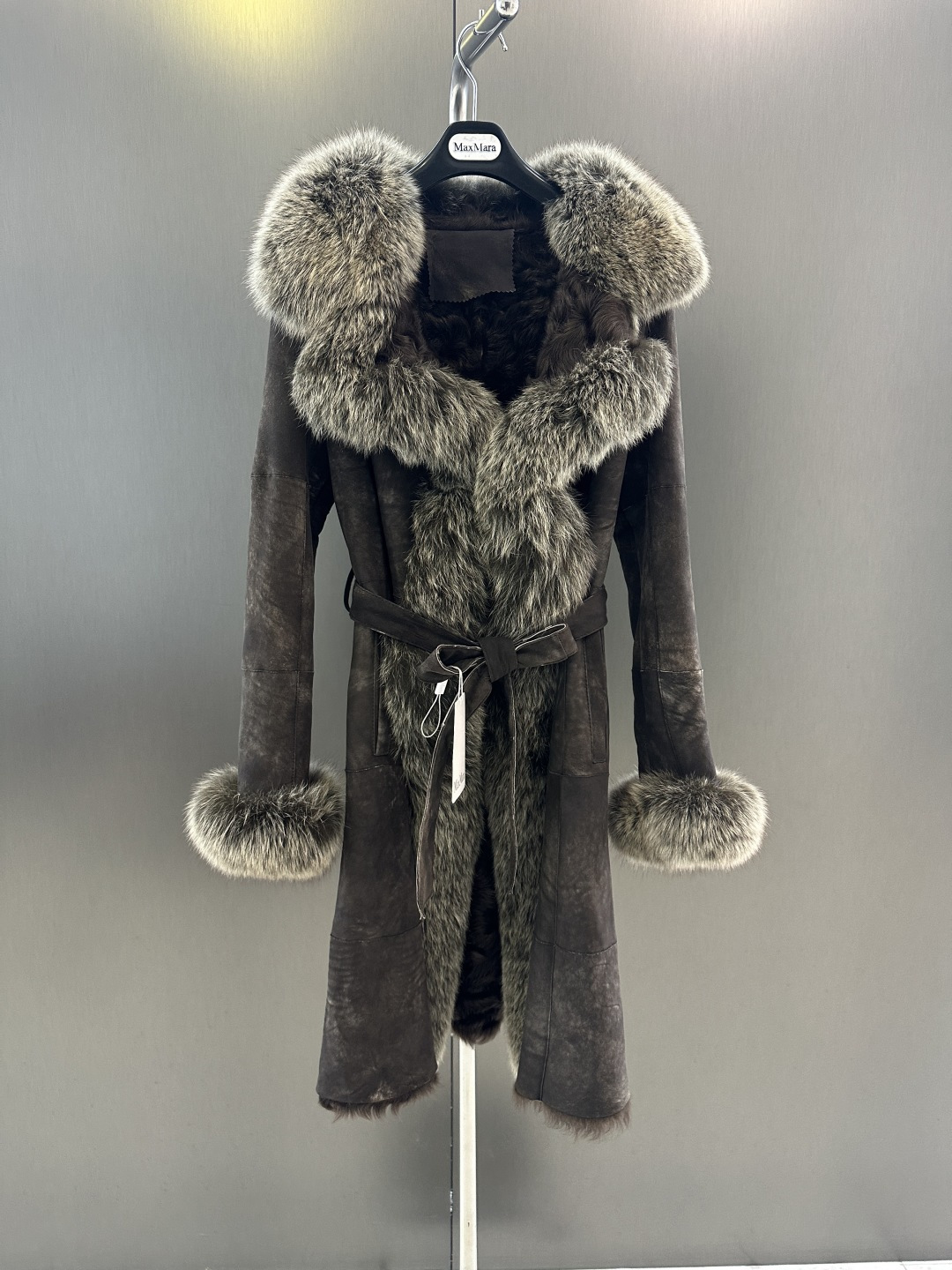 NO:637713,Maxmara autumn and winter welfare style fur all-in-one, with oversized imported fox fur and imported Xiaohu sheep fur all-in-one, high-end fashion, simple and versatile, MLXL (length 95, bust 94, size XL), Maxmara-clothing, sheepskin, alexander wang19860909Maxmara 秋冬福利款皮毛一体 搭配超大进口狐狸毛  进口小湖羊皮毛一体 高级时尚 简约百搭 MLXL（衣长95,胸围94,码数XL）,麦丝玛拉-服装,sheepskin,alexander wang,Women's clothing