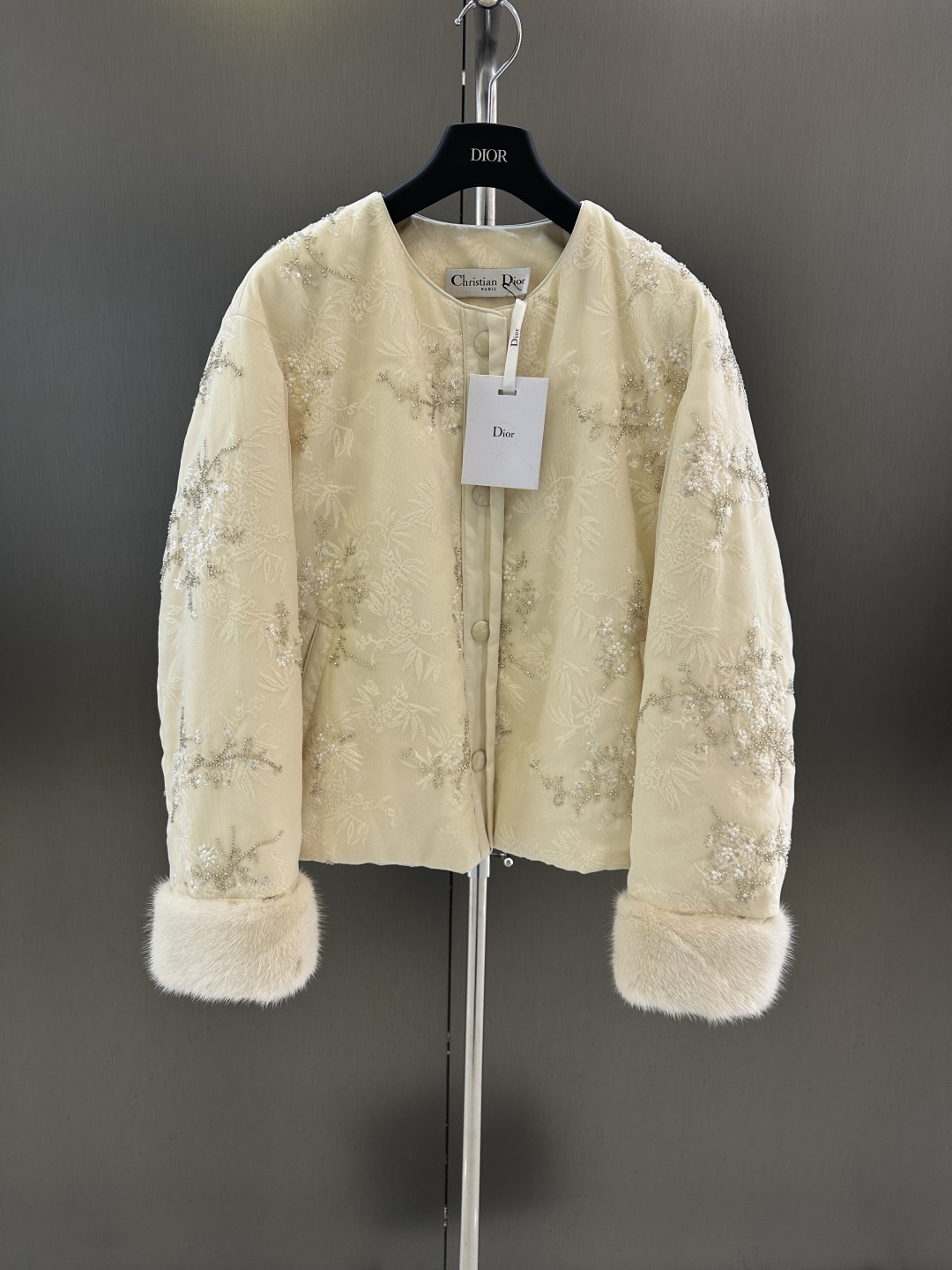 NO:637831,Dior's new autumn and winter Chinese style heavy industry series, high-quality goose down jacket, heavy beaded mesh jacquard fabric, with mink fur sleeves, white 90 goose down filling inside, high-end atmosphere SML (length 59, bust 120, size m), Dior-clothing, dior, dior, alexander wang19860909Dior 秋冬新款国风重工系列 高品质鹅绒服 重工钉珠网纱提花面料 搭配水貂毛袖 内里白90鹅绒填充 高级大气 SML（衣长59,胸围120,码数m）,迪奥-服装,dior,dior,alexander wang,Women's clothing