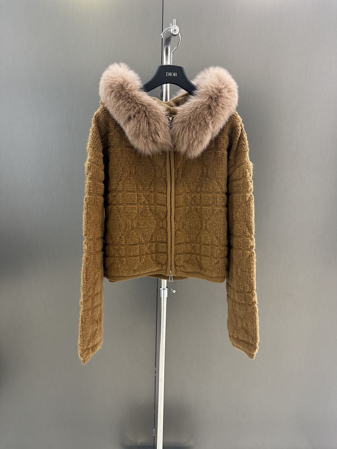 NO:637833,Dior's new autumn and winter plaid knitted sweater with oversized fox fur collar, detachable, one-size-fits-all available (length 46, bust 118), Dior-clothing, dior, dior, sweaters, alexander wang19860909Dior 秋冬新款格纹针织毛衣  搭配超大狐狸毛毛领 可拆 均码发售（衣长46,胸围118）,迪奥-服装,dior,dior,sweaters,alexander wang,Women's clothing