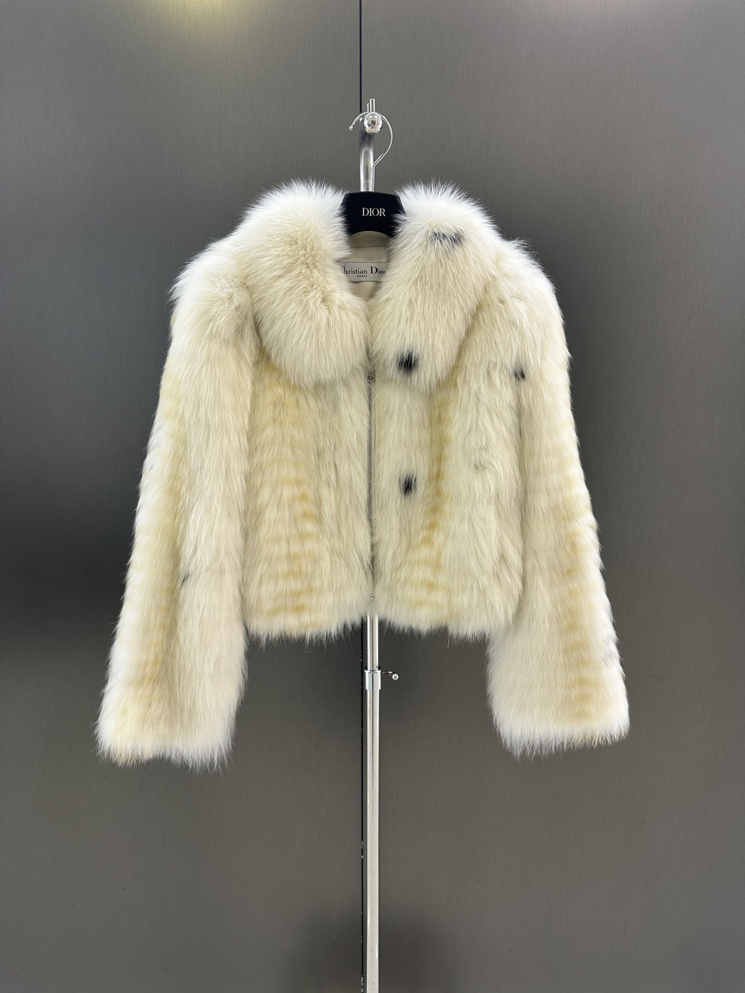 NO:637835,Dior new high-quality fox fur coat for autumn and winter. Imported white fox fox fur striped coat. Small lapel design. Advanced simplicity. One size fits all for sale (length 50, bust 98), Dior-clothing, dior, dior, jackets & coats, alexander wang19860909Dior 秋冬新款高品质狐狸毛皮草外套  进口白狐狐狸毛车条外套 小翻领设计 高级简约 均码发售（衣长50,胸围98）,迪奥-服装,dior,dior,jackets & coats,alexander wang,Women's clothing