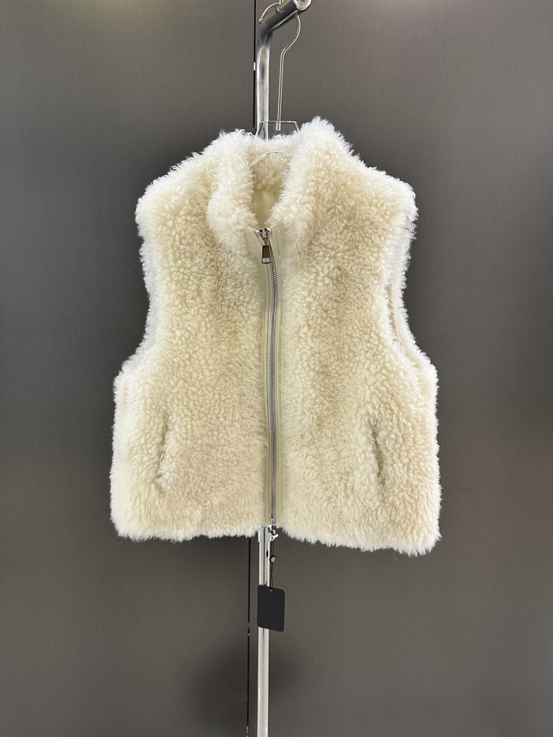 NO:637837,Dior autumn and winter welfare style sheepskin fur one-piece vest, one-size-fits-all sale, Dior-clothing, dior, dior, alexander wang19860909Dior 秋冬福利款羊卷毛皮毛一体马甲 均码发售,迪奥-服装,dior,dior,alexander wang,Women's clothing