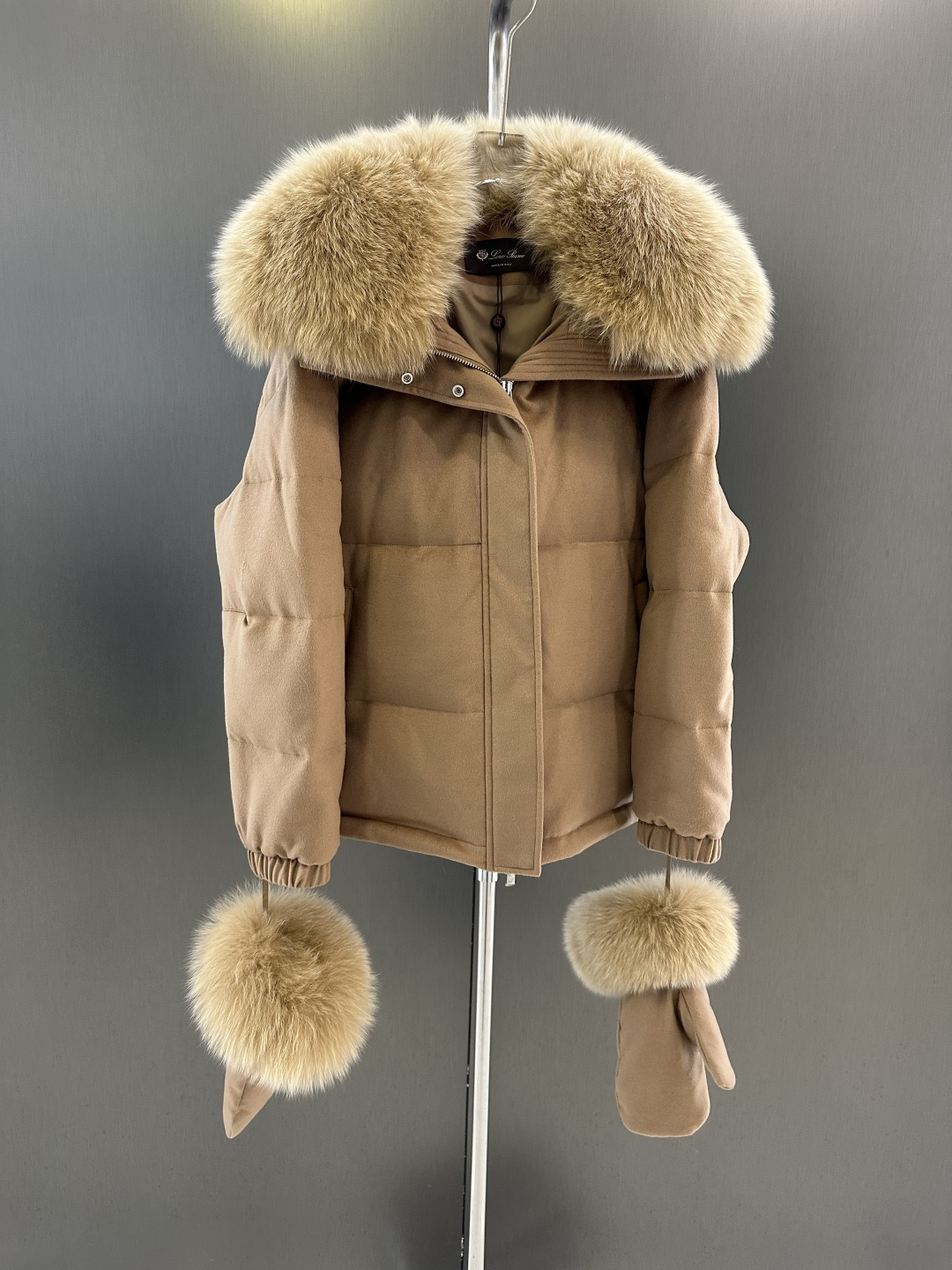 NO:662038,Loro piana's new autumn and winter fox fur goose down jacket. Imported oversized white fox fur collar with (removable) inner goose down filling. This year's super hot glove series. One piece for winter. SML (length 63, bust 124, size m), women's clothing, loro piana, gloves,  19860909Loro piana秋冬新款狐狸毛鹅绒服 进口超大白狐毛领搭配（可拆）内里鹅绒填充 今年超火手套款系列 一件过冬 SML（衣长63,胸围124,码数m）,女装,loro piana,gloves, ,Women's clothing