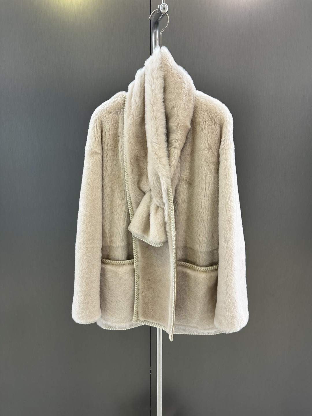 NO:637680,Maxmara new autumn and winter fur all-in-one imported Lagon fur all-in-one, matched with the same series of scarves, simple and advanced SML (length 72, bust 116, size s), Maxmara-clothing, alexander wang19860909Maxmara 秋冬新款皮毛一体 进口拉贡皮毛一体 搭配同系列围巾 简约高级 SML（衣长72,胸围116,码数s）,麦丝玛拉-服装,alexander wang,Women's clothing