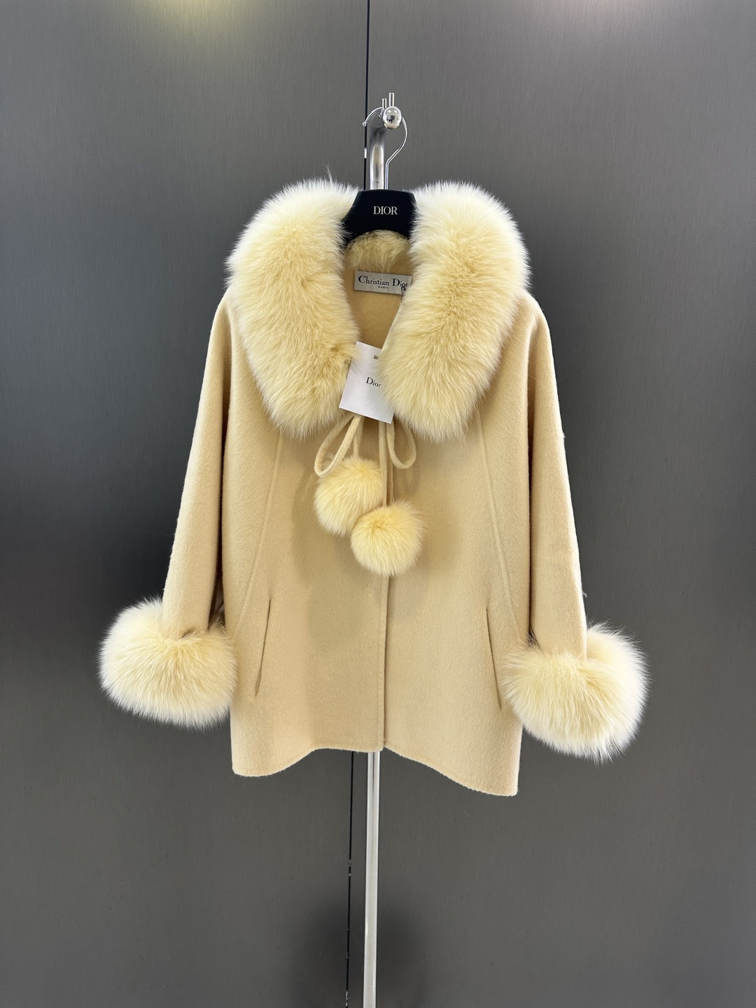 NO:637826,Dior's new autumn and winter ladylike wool jacket, with imported oversized white fox fur collar (detachable) 100 wool collar, super gentle color SM (length 69, bust 160, size S), Dior-clothing, dior, dior, jackets & coats, alexander wang19860909Dior 秋冬新款名媛风羊毛外套 搭配进口超大白狐毛毛领搭配（可拆）100羊毛毛领 超级温柔的色系 SM（衣长69,胸围160,码数S）,迪奥-服装,dior,dior,jackets & coats,alexander wang,Women's clothing