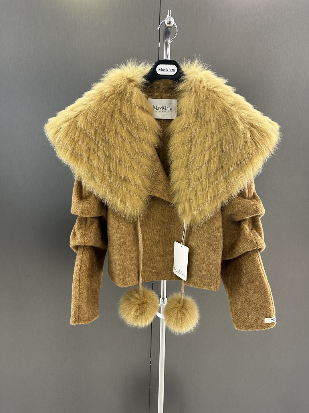 NO:637682,Maxmara new autumn and winter wool jacket with imported oversized white fox fur collar (detachable) 100 wool, super gentle color SM (length 50, bust 120, size S),Maxmara-clothing,jackets & coats,alexander wang19860909Maxmara 秋冬新款羊毛外套 搭配进口超大白狐毛毛领搭配（可拆）100羊毛 超级温柔的色系 SM（衣长50,胸围120,码数S）,麦丝玛拉-服装,jackets & coats,alexander wang,Women's clothing