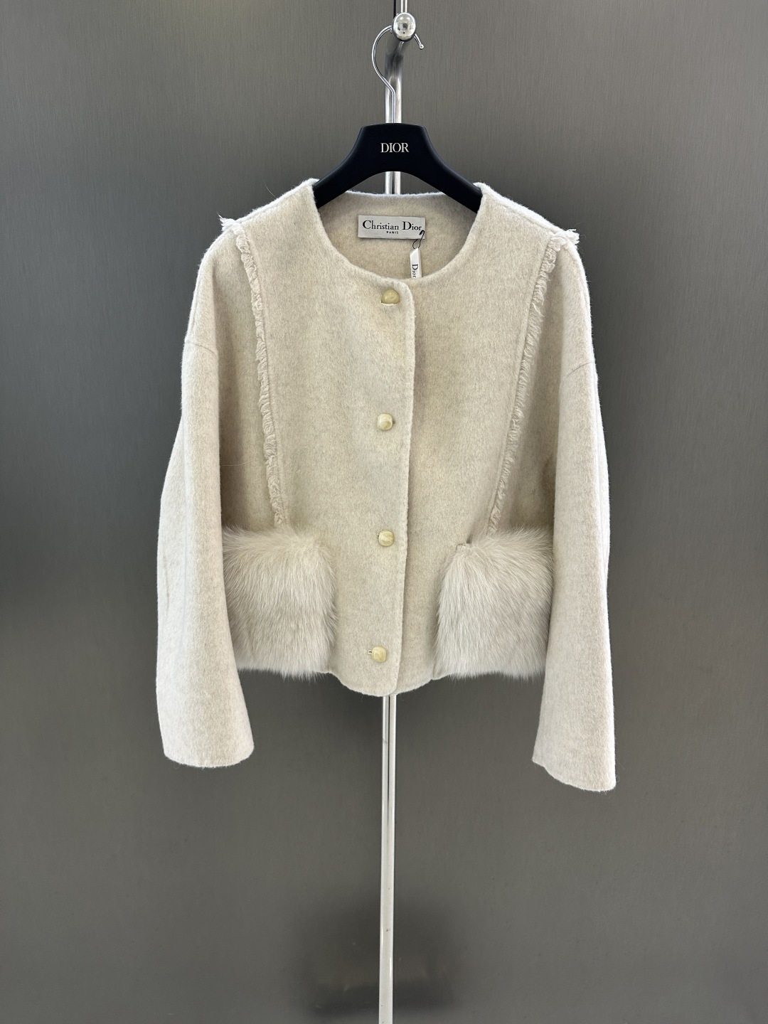 NO:637830,Dior new autumn and winter fox fur coat, 100 sheep wool fabric, delicate and soft, matched with fox fur, gentle and versatile SM (length 54, bust 120, size S), Dior-clothing, dior, dior, jackets & coats, alexander wang19860909Dior 秋冬新款狐狸毛皮草外套 100绵羊毛面料 细腻柔软 搭配狐狸毛 温柔百搭 SM（衣长54,胸围120,码数S）,迪奥-服装,dior,dior,jackets & coats,alexander wang,Women's clothing