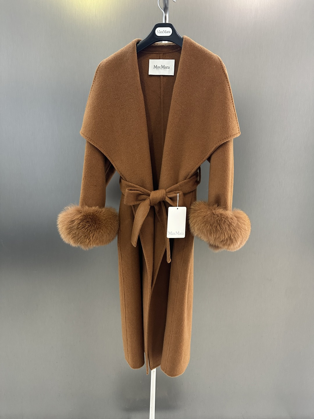 NO:637687,Maxmara high-quality cashmere coat, 10% cashmere, 70% wool, the fabric is super soft and comfortable, the version is very wide and stylish, with fox fur cuffs (removable), the upper body is awesome size: SML (length 113, bust 110, size m), Maxmara-clothing,  19860909Maxmara 高品质羊绒大衣 10羊绒 70羊毛 面料超级柔软舒适 版型挺阔有型 搭配狐狸毛袖口毛（可拆）上身超赞 size:SML（衣长113,胸围110,码数m）,麦丝玛拉-服装, ,Women's clothing