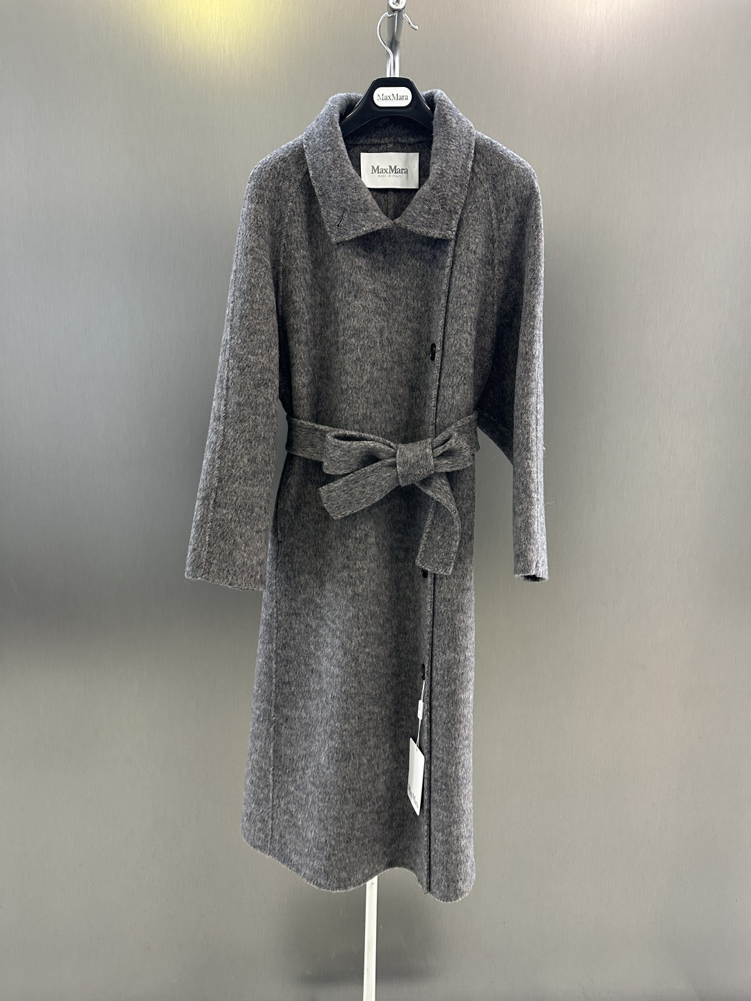NO:637689,Maxmara high-quality cashmere coat 10% alpaca 90% sheep wool. The fabric is super soft and comfortable. The version is quite wide and stylish. The upper body is great. size: SML (length 115, bust 110, size m), Maxmara-clothing, alexander wang19860909Maxmara 高品质羊绒大衣 10羊驼毛 90绵羊毛 面料超级柔软舒适 版型挺阔有型 上身超赞 size:SML（衣长115,胸围110,码数m）,麦丝玛拉-服装,alexander wang,Women's clothing