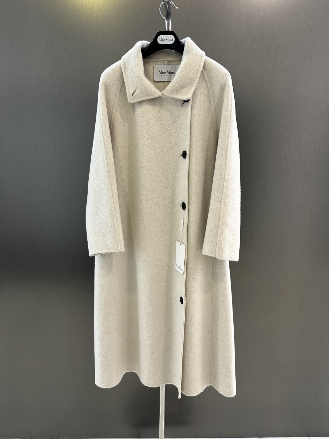 NO:637691,Maxmara high-quality cashmere coat 10% alpaca 90% sheep wool. The fabric is super soft and comfortable. The version is quite wide and stylish. The upper body is great. size: SML (length 115, bust 110, size m), Maxmara-clothing, alexander wang19860909Maxmara 高品质羊绒大衣 10羊驼绒 90绵羊毛 面料超级柔软舒适 版型挺阔有型 上身超赞 size:SML（衣长115,胸围110,码数m）,麦丝玛拉-服装,alexander wang,Women's clothing