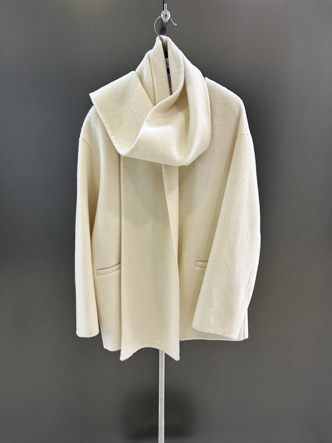 NO:637695,Maxmara high-quality cashmere coat, scarf style, 10% camel hair, 90% sheep wool, the fabric is super soft and comfortable, the version is quite wide and stylish, the upper body is great size: SML (length 70, bust 130, size m), Maxmara-clothing, alexander wang19860909Maxmara 高品质羊绒大衣 围巾款 10骆驼绒 90绵羊毛 面料超级柔软舒适 版型挺阔有型 上身超赞 size:SML（衣长70,胸围130,码数m）,麦丝玛拉-服装,alexander wang,Women's clothing
