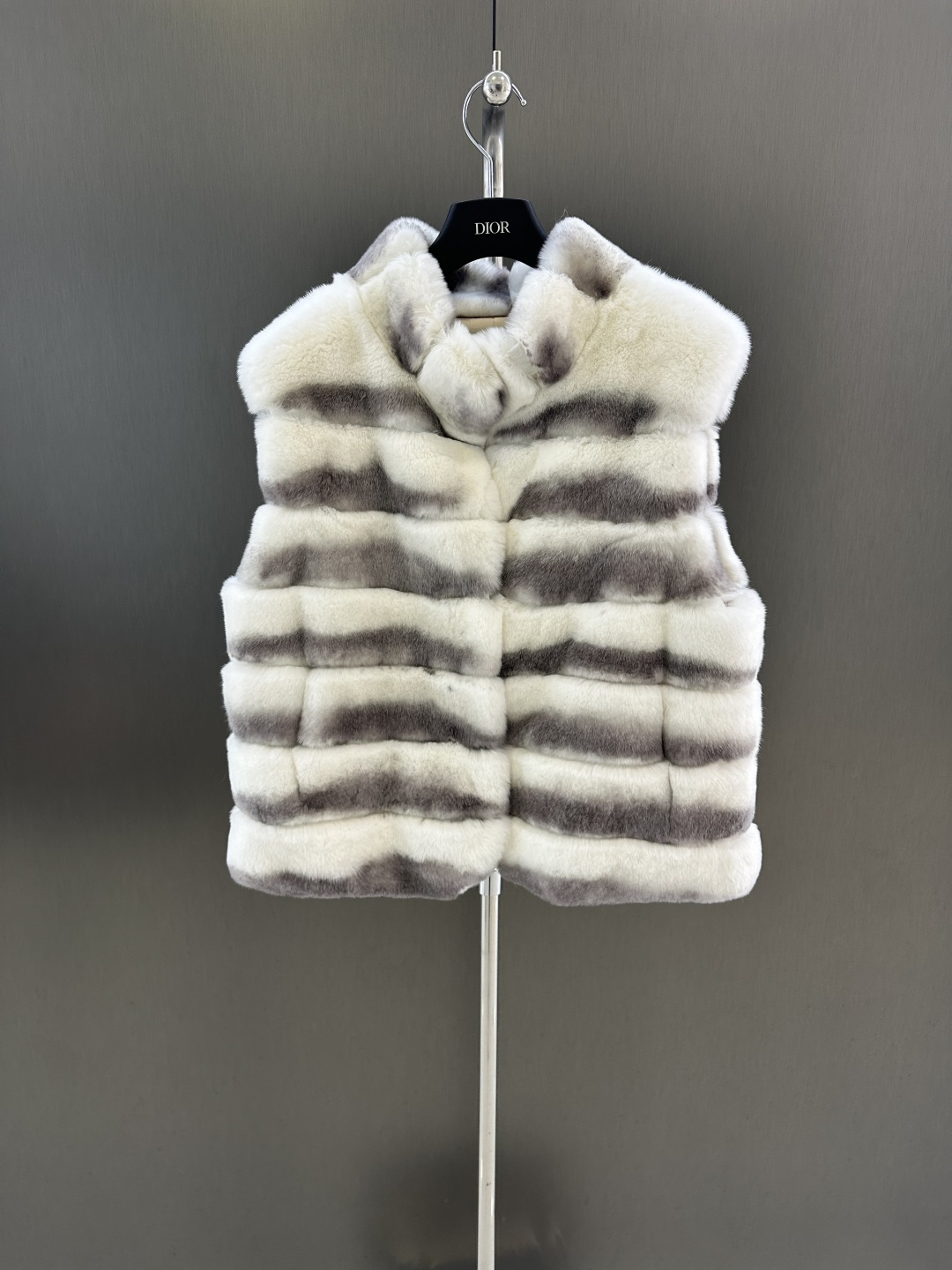NO:637810,Dior new autumn and winter classic rex rabbit fur vest, imported rex rabbit fur, custom satin lining, simple and advanced SM (length 53, bust 104, size m), Dior-clothing, dior, dior, silk fabric, alexander wang19860909Dior 秋冬新款经典獭兔毛皮草马甲 进口獭兔皮毛 定制绸缎里衬 简约高级 SM（衣长53,胸围104,码数m）,迪奥-服装,dior,dior,silk fabric,alexander wang,Women's clothing