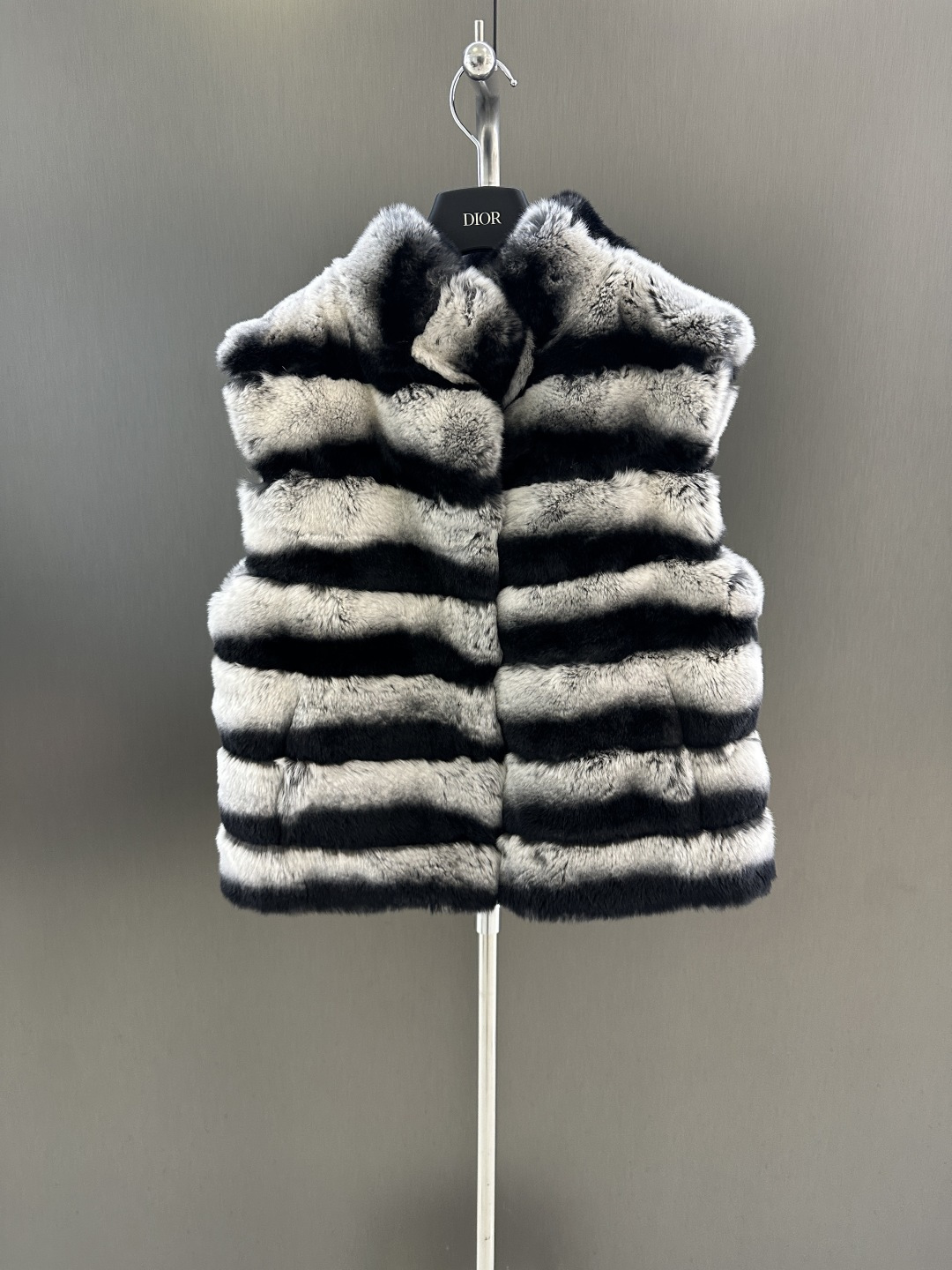 NO:637813,Dior autumn and winter new classic rex rabbit fur vest imported rex rabbit fur custom satin lining simple and advanced SM (length 50, bust 102, size m), Dior-clothing, dior, dior, silk fabric, alexander wang19860909Dior 秋冬新款经典獭兔毛皮草马甲 进口獭兔皮毛 定制绸缎里衬 简约高级 SM（衣长50,胸围102,码数m）,迪奥-服装,dior,dior,silk fabric,alexander wang,Women's clothing