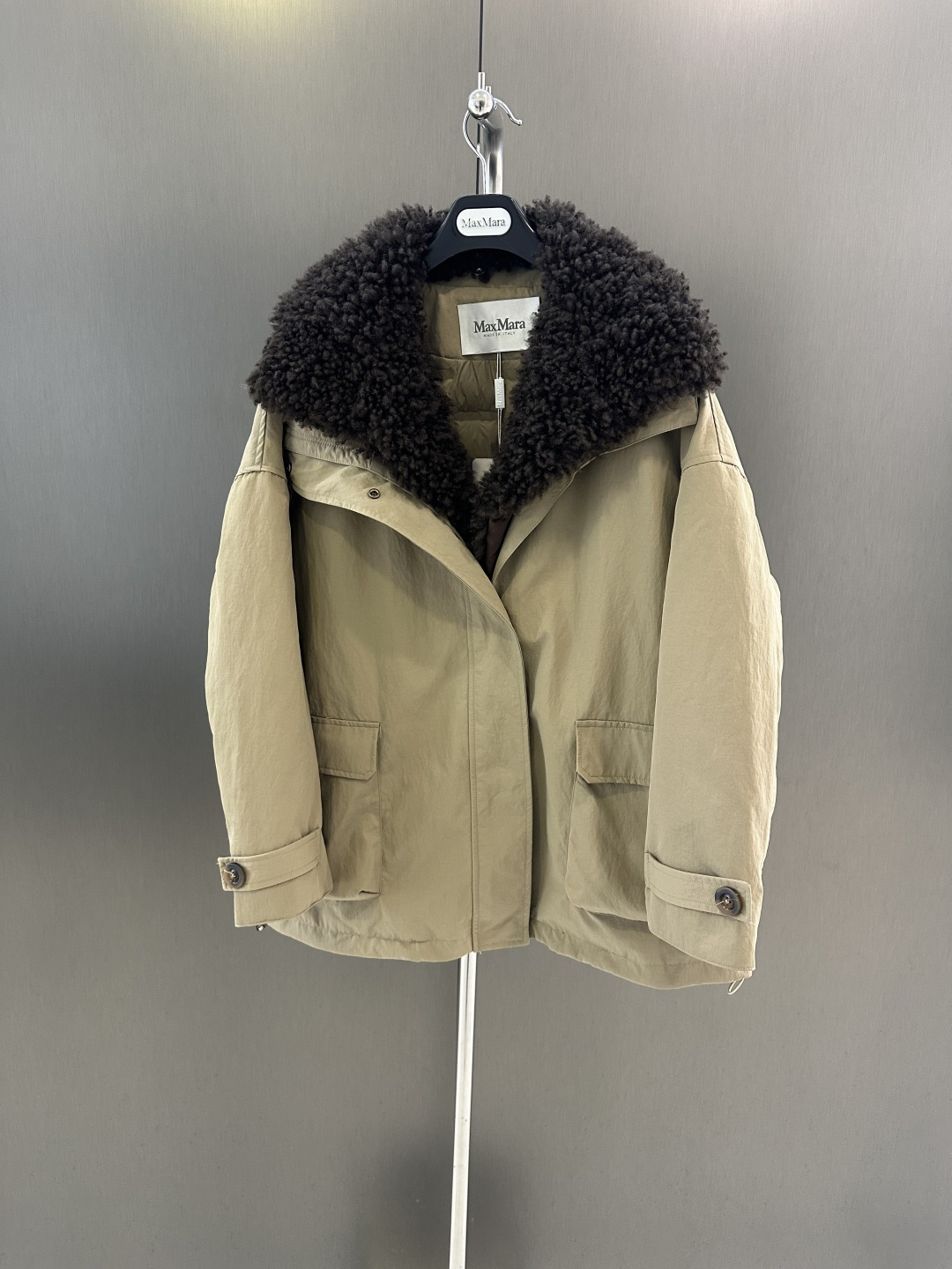 NO:637678,Maxmara new autumn and winter goose down jacket with goose down filling inside and wool collar, simple and elegant SML (length 73, bust 134, size m), Maxmara-clothing, alexander wang19860909Maxmara 秋冬新款鹅绒服 内里鹅绒填充 搭配羊毛毛领 简约大气 SML（衣长73,胸围134,码数m）,麦丝玛拉-服装,alexander wang,Women's clothing