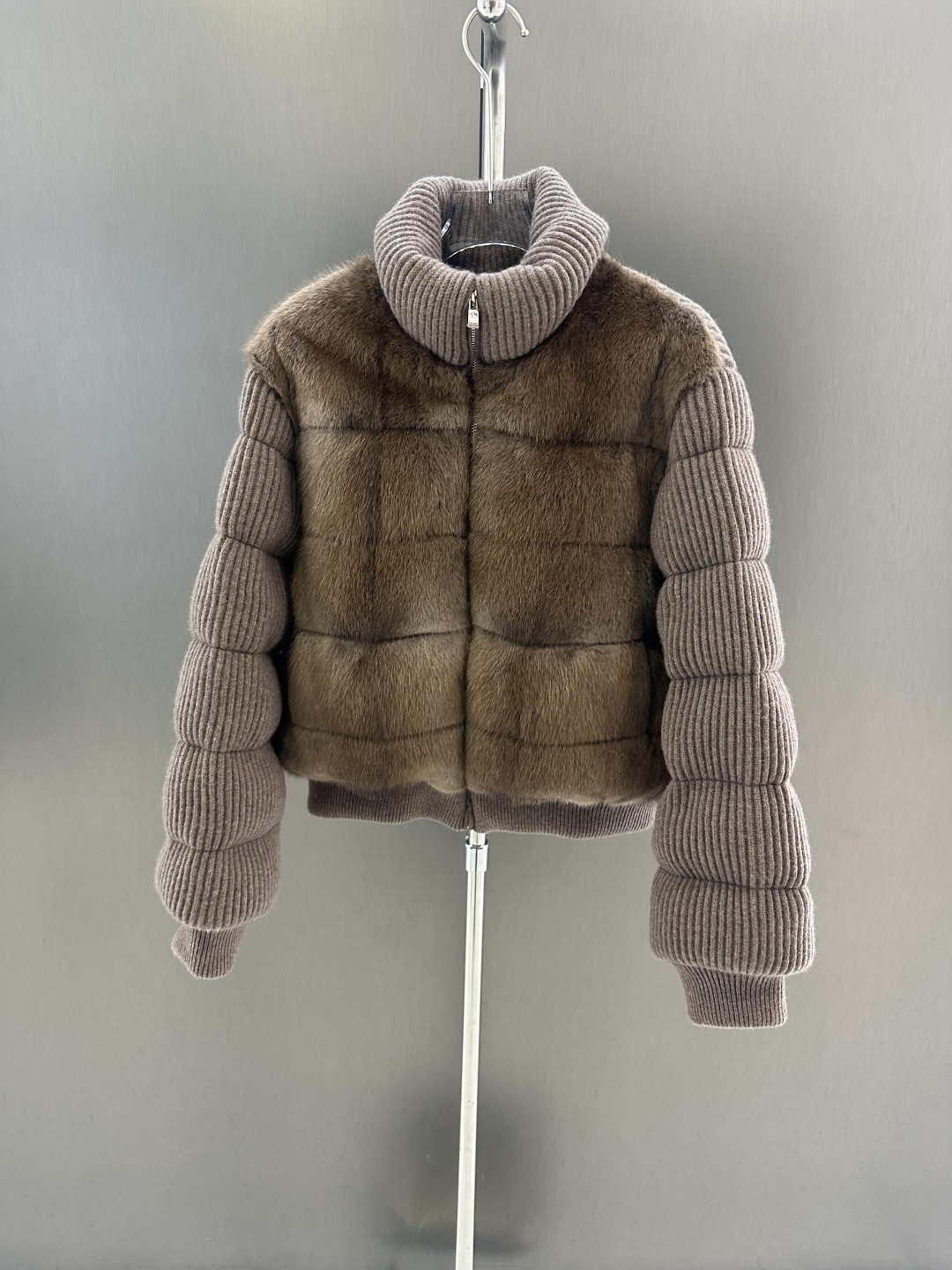 NO:702246,Loro piana new autumn and winter mink goose down jacket, retro modern style, imported mink splicing, 30 cashmere 70 wool fabric, 90 goose down filling inside, high quality essential SML (length 54, bust 112, size m), women's clothing, loro piana,19860909Loro piana 秋冬新款水貂鹅绒服 复古摩登风格 进口水貂拼接 30羊绒70羊毛面料 内里90鹅绒填充 高品质必备 SML（衣长54,胸围112,码数m）,女装,loro piana,,Women's clothing