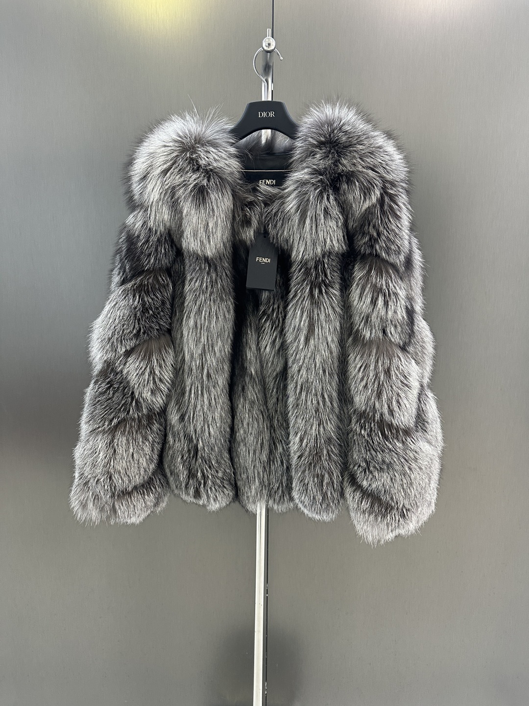 NO:638009,Fendi* new autumn and winter high quality fox fur coat imported Finnish silver fox custom satin lining high fashion SML (length 60, bust 100, yardage m), Fendi-clothing, fendi, fendi, jackets & coats, silk fabric, alexander wang19860909Fendi*秋冬新款高品质狐狸毛皮草外套  进口芬兰银狐 定制绸缎里衬 高级时尚 SML（衣长60,胸围100,码数m）,芬迪-服装,fendi,fendi,jackets & coats,silk fabric,alexander wang,Women's clothing