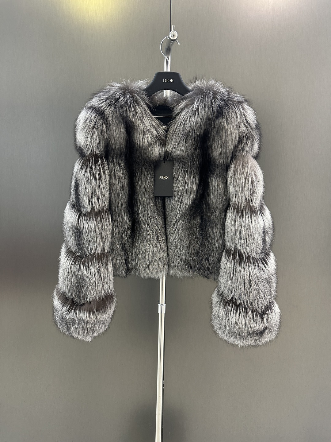 NO:638012,Fendi* new autumn and winter high quality fox fur coat imported Finnish silver fox custom satin lining high fashion SML (length 45, bust 104, size m), Fendi-clothing, fendi, fendi, jackets & coats, silk fabric, alexander wang19860909Fendi*秋冬新款高品质狐狸毛皮草外套  进口芬兰银狐 定制绸缎里衬 高级时尚 SML（衣长45,胸围104,码数m）,芬迪-服装,fendi,fendi,jackets & coats,silk fabric,alexander wang,Women's clothing