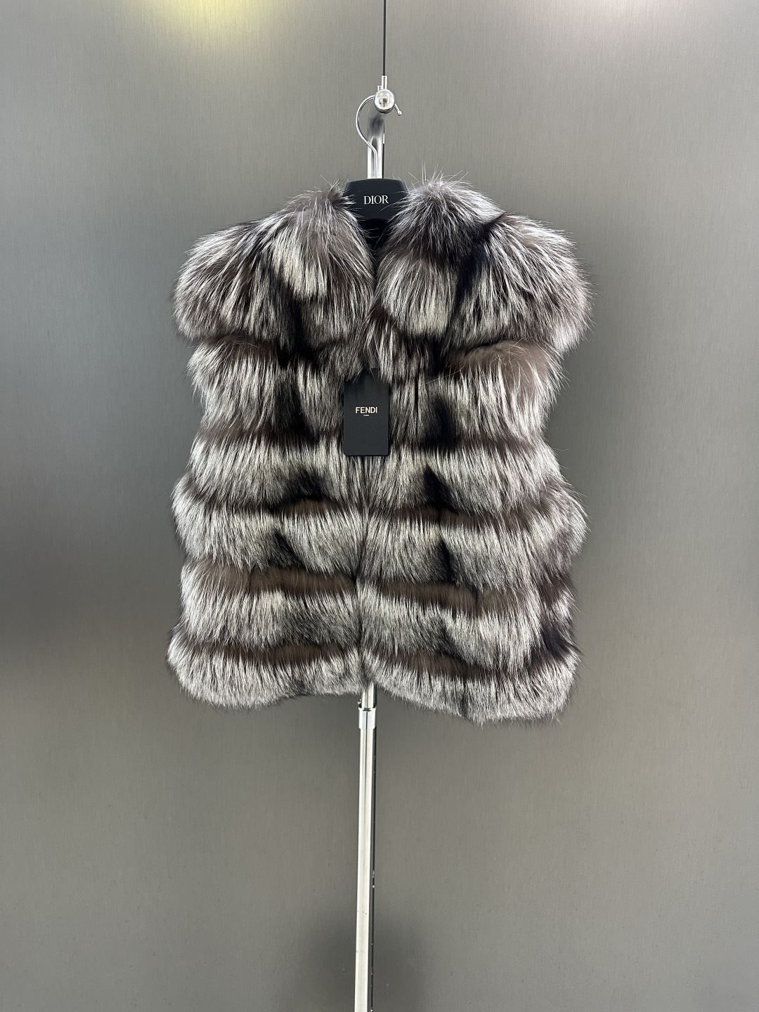 NO:638712,Fendi* new autumn and winter high quality fox fur vest imported Finnish silver fox custom satin lining high fashion SML (length 58, bust 102, size m), Fendi-clothing, fendi, fendi, silk fabric, alexander wang19860909Fendi*秋冬新款高品质狐狸毛皮草马甲  进口芬兰银狐 定制绸缎里衬 高级时尚 SML（衣长58,胸围102,码数m）,芬迪-服装,fendi,fendi,silk fabric,alexander wang,Women's clothing