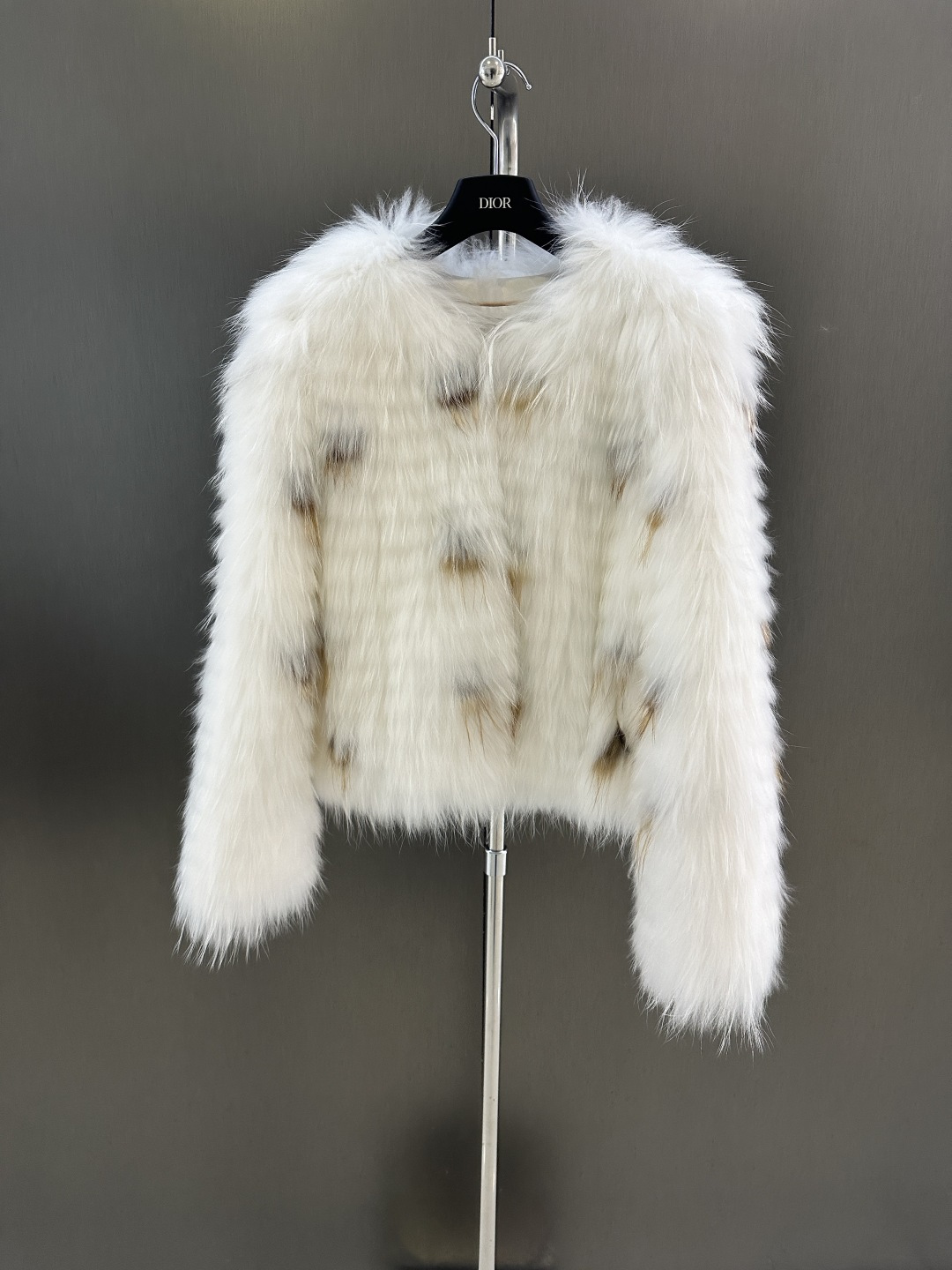 NO:637822,Dior's new autumn and winter striped fur jacket, imported white raccoon fur stripes, bobcat color embellishment, high-end simplicity, one-size-fits-all available (length 50, bust 98), Dior-clothing, dior, dior, jackets & coats, alexander wang19860909Dior 秋冬新款车条皮草外套  进口白貉毛车条 山猫色点缀 高级简约 均码发售（衣长50,胸围98）,迪奥-服装,dior,dior,jackets & coats,alexander wang,Women's clothing