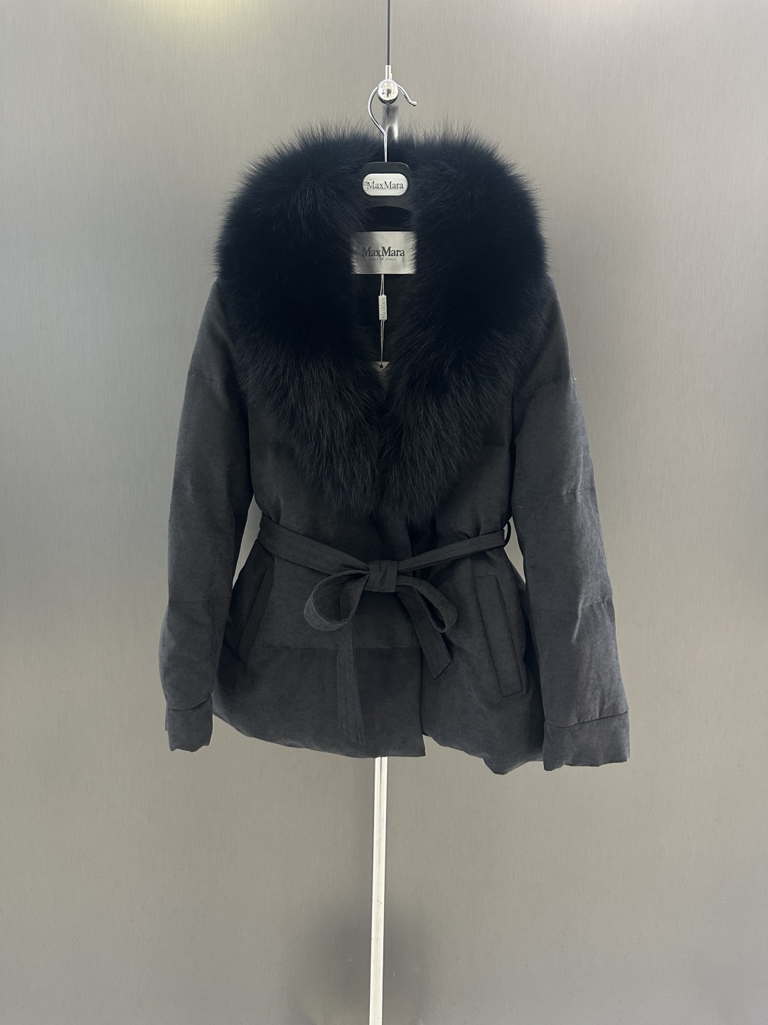NO:637676,Maxmara new high-quality goose down jacket for autumn and winter, imported oversized white fox fur collar, 90% white goose down filling inside, high-end atmosphere SML (length 68, bust 112, size L), Maxmara-clothing,  19860909Maxmara 秋冬新款高品质鹅绒服  进口超大白狐毛领 内里90白鹅绒填充 高级大气 SML（衣长68,胸围112,码数L）,麦丝玛拉-服装, ,Women's clothing