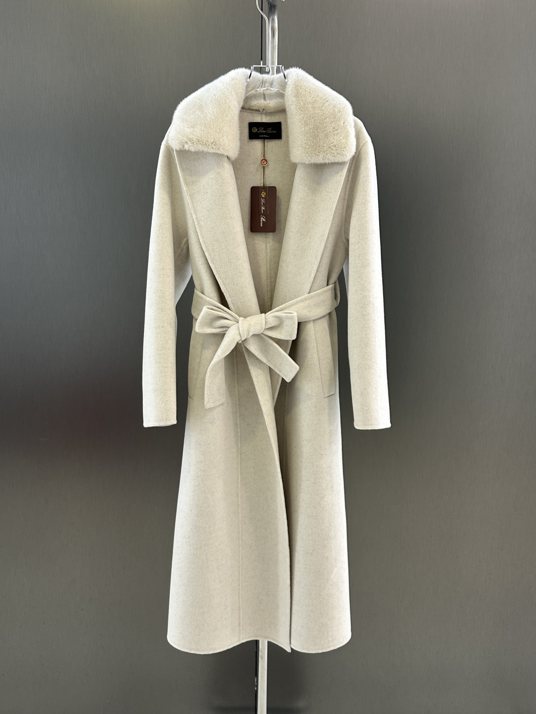 NO:638841,Loro piana new high-quality cashmere coat for autumn and winter. Imported velvet and mink fur collar with 10% cashmere and 90% wool. The fabric is fine and soft. The shape is super correct. SML (length 115, bust 106, size M), women's clothing, loro piana, alexander wang19860909Loro piana秋冬新款高品质羊绒大衣 进口天鹅绒水貂毛领搭配 10山羊绒90羊毛 面料细腻柔软 版型超正 SML（衣长115,胸围106,码数M）,女装,loro piana,alexander wang,Women's clothing