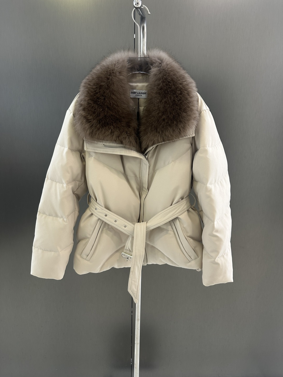 NO:636159,Saint Laurent new autumn and winter goose down jacket, imported oversized fox fur collar with (removable) goose down filling inside, high fashion sm (length 64, bust 130, size s), Saint Laurent-clothing, saint laurent, saint laurent, alexander wang19860909Saint Laurent 秋冬新款鹅绒服 进口超大狐狸毛毛领搭配（可拆）内里鹅绒填充 高级时尚 sm（衣长64,胸围130,码数s）,圣罗兰-服装,saint laurent,saint laurent,alexander wang,Women's clothing
