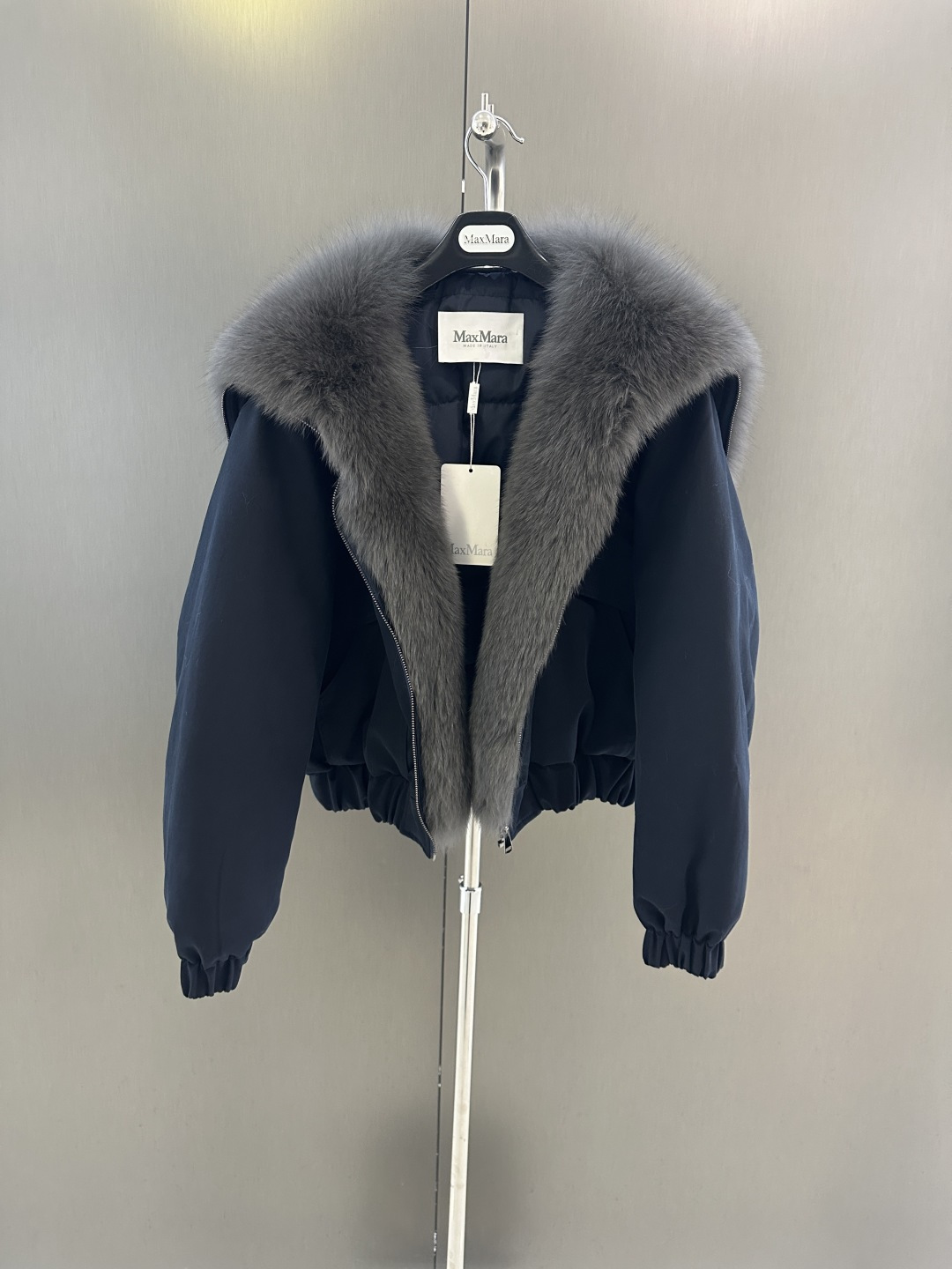 NO:636170,Maxmara* new autumn and winter goose down jacket, imported oversized fox fur collar with (removable) 90% goose down filling inside, high fashion sm (length 56, bust 122, size s), Maxmara-clothing, alexander wang19860909Maxmara*秋冬新款鹅绒服 进口超大狐狸毛毛领搭配（可拆）内里90鹅绒填充 高级时尚 sm（衣长56,胸围122,码数s）,麦丝玛拉-服装,alexander wang,Women's clothing