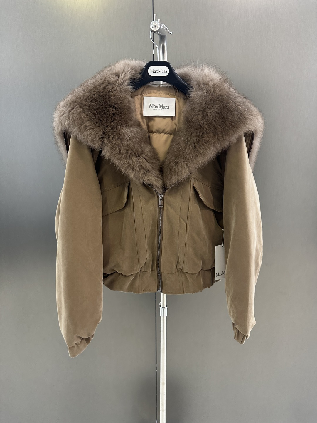 NO:636172,Maxmara *new autumn and winter goose down jacket, imported oversized fox fur collar with (removable) 90% goose down filling inside, high fashion sm (length 56, bust 122, size s), Maxmara-clothing, alexander wang19860909Maxmara *秋冬新款鹅绒服 进口超大狐狸毛毛领搭配（可拆）内里90鹅绒填充 高级时尚 sm（衣长56,胸围122,码数s）,麦丝玛拉-服装,alexander wang,Women's clothing