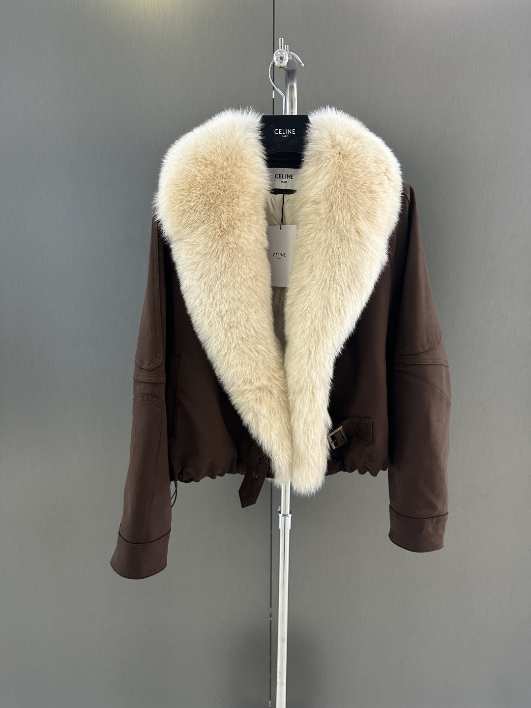 NO:636161,Celin* new high-quality goose down jacket for autumn and winter. Imported oversized white fox fur collar. High-end fashion. Customized microfiber sheepskin fabric. Soft and non-sticky. Absolute high-end product. ML ready for sale (length 54, bust 126, size m), Celine-clothing, celine, celine, sheepskin, alexander wang19860909Celin*秋冬新款高品质鹅绒服 进口超大白狐毛领搭配 高级时尚 定制超纤羊皮绒面料 柔软不粘毛 绝对的高端产品 ML现货发售（衣长54,胸围126,码数m),赛琳-服装,celine,celine,sheepskin,alexander wang,Women's clothing