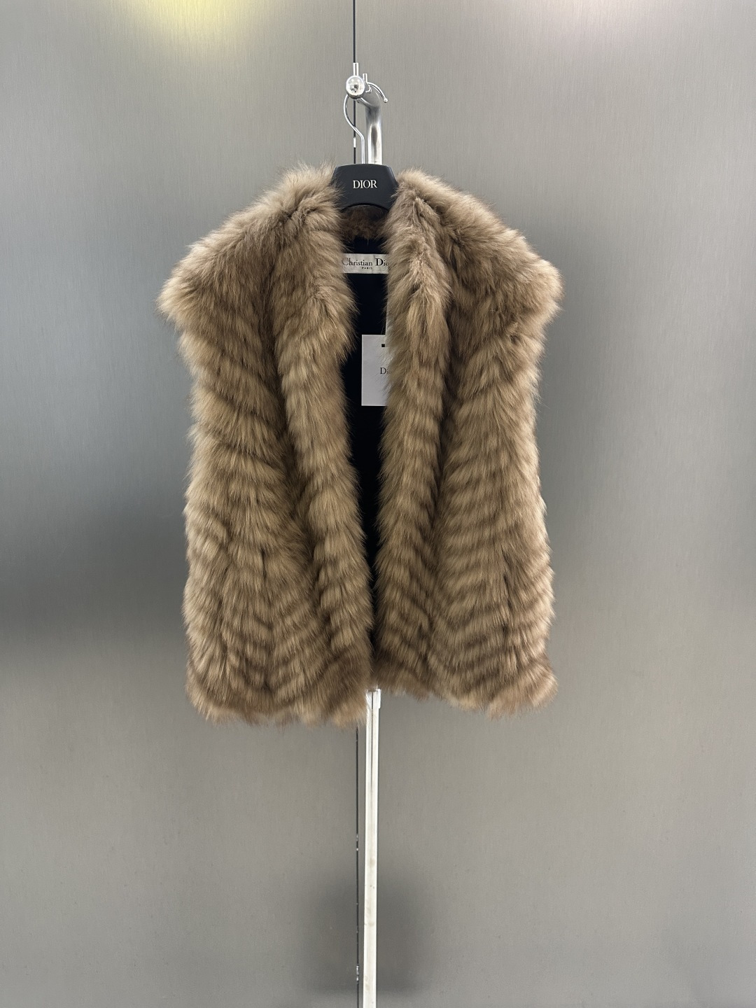 NO:636160,Dior's new autumn and winter striped fox fur vest, imported Finnish white fox dyeing, simple and advanced, versatile and fashionable, one-size-fits-all available (length 61, bust 98), Dior-clothing, dior, dior, alexander wang19860909Dior 秋冬新款车条狐狸毛马甲  进口芬兰白狐染色 简约高级 百搭时尚 均码发售（衣长61,胸围98）,迪奥-服装,dior,dior,alexander wang,Women's clothing