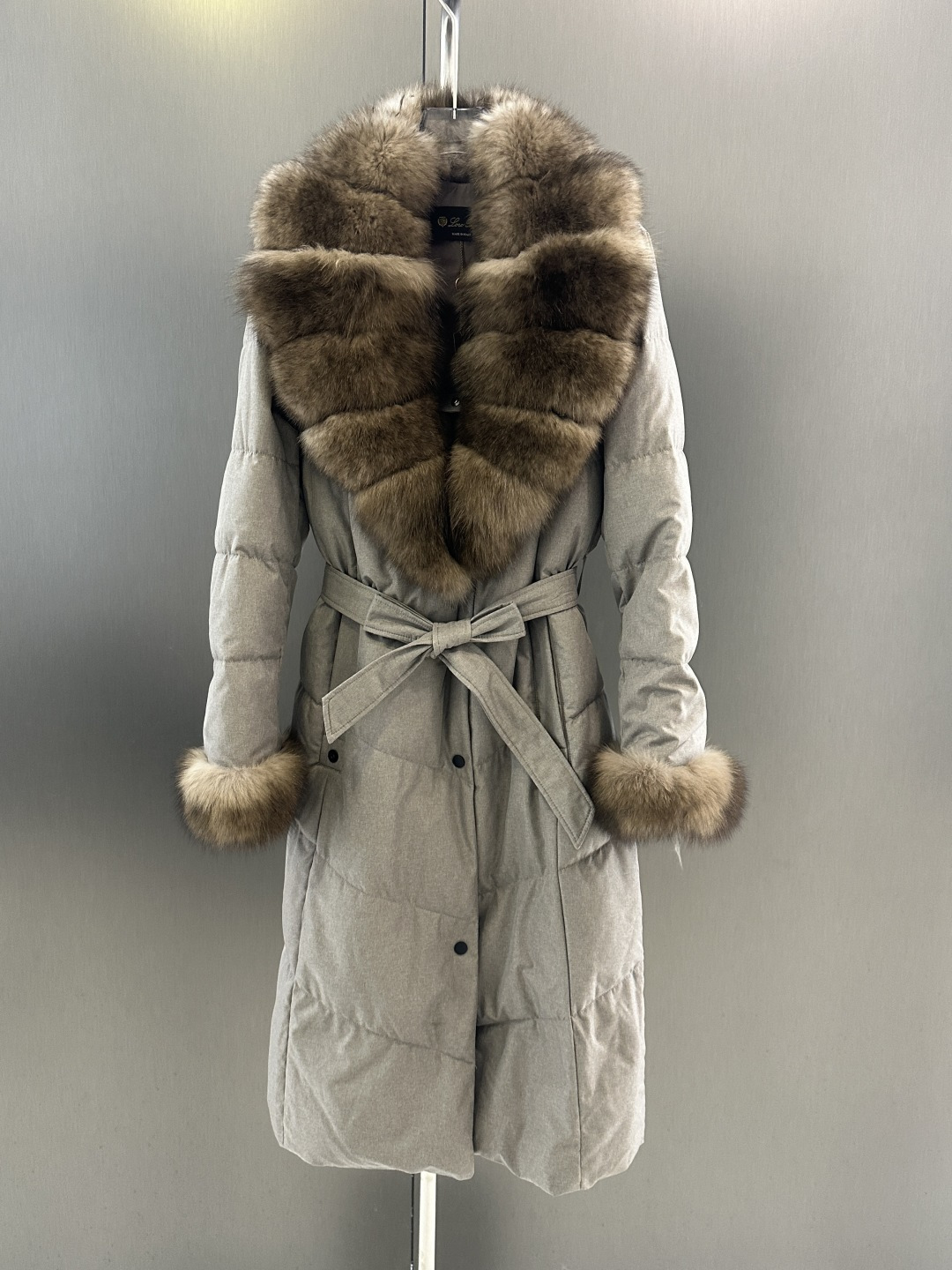 NO:636163,Maxmara new autumn and winter goose down jacket, imported oversized two-color dyed fox fur collar, national standard 90 white goose down filling inside, fashionable and elegant SML (length 107, bust 106, size M), Maxmara-clothing, alexander wang19860909Maxmara 秋冬新款鹅绒服 进口超大双色染狐狸毛毛领 内里国标90白鹅绒填充 时尚大气 SML（衣长107,胸围106,码数M）,麦丝玛拉-服装,alexander wang,Women's clothing