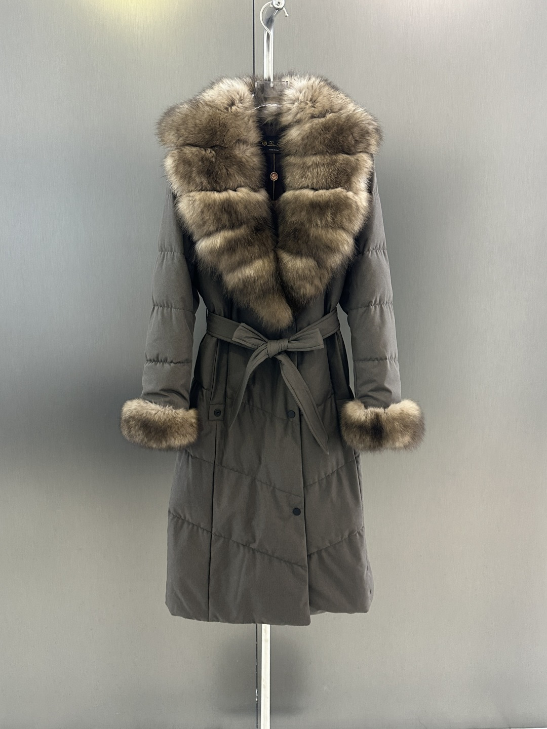 NO:636155,Maxmara new autumn and winter goose down jacket, imported oversized two-color dyed fox fur collar, national standard 90 white goose down filling inside, fashionable and elegant SML (length 107, bust 106, size M), Maxmara-clothing, alexander wang19860909Maxmara 秋冬新款鹅绒服 进口超大双色染狐狸毛毛领 内里国标90白鹅绒填充 时尚大气 SML（衣长107,胸围106,码数M）,麦丝玛拉-服装,alexander wang,Women's clothing