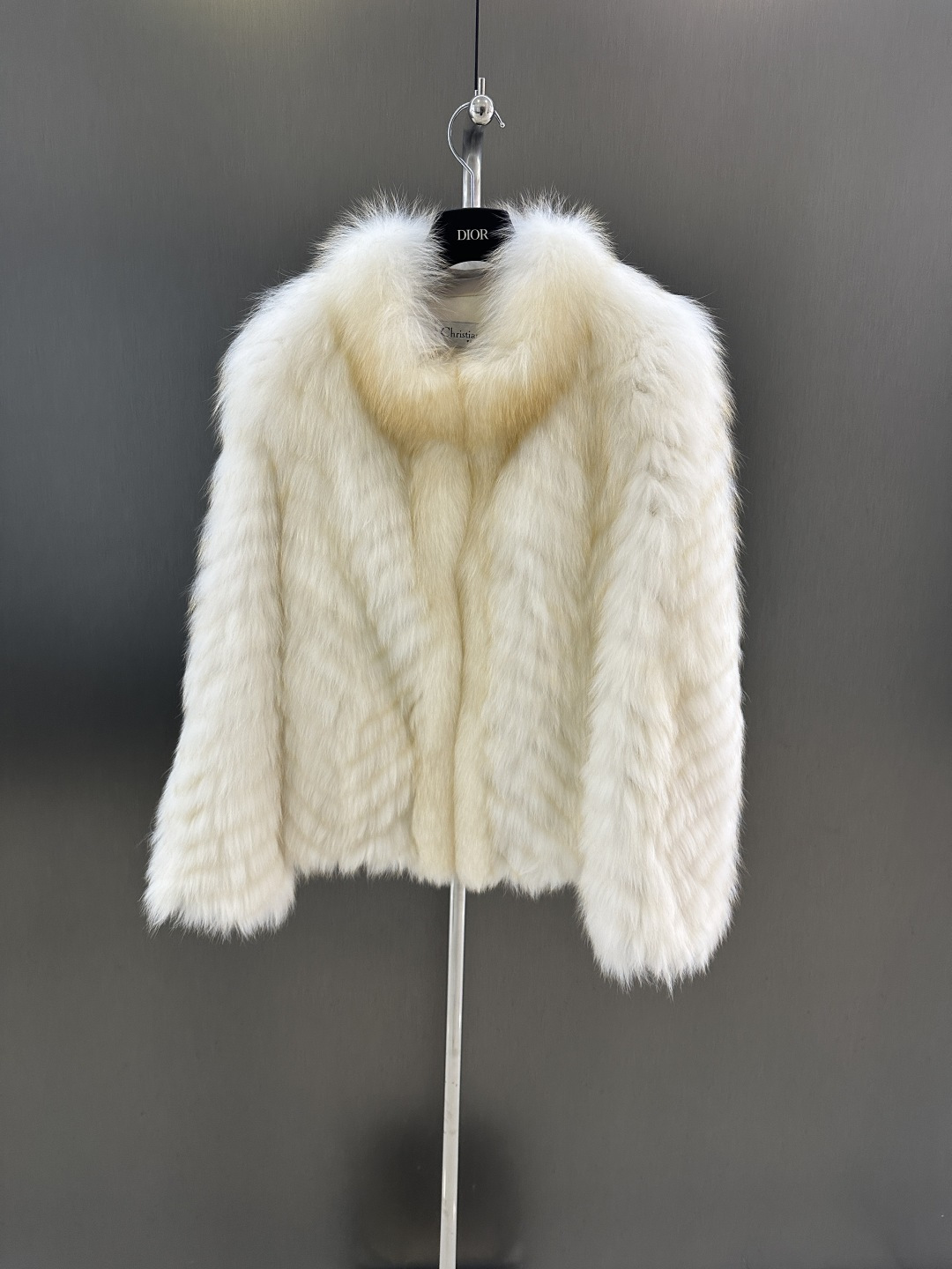 NO:636156,Dior's new autumn and winter striped fox fur coat, made of imported Finnish white fox fur, high-end fashion, one-size-fits-all available (length 60, bust 100), Dior-clothing, dior, dior, jackets & coats, alexander wang19860909Dior秋冬新款车条狐狸毛皮草外套 进口芬兰白狐毛制作 高级时尚 均码发售（衣长60,胸围100）,迪奥-服装,dior,dior,jackets & coats,alexander wang,Women's clothing
