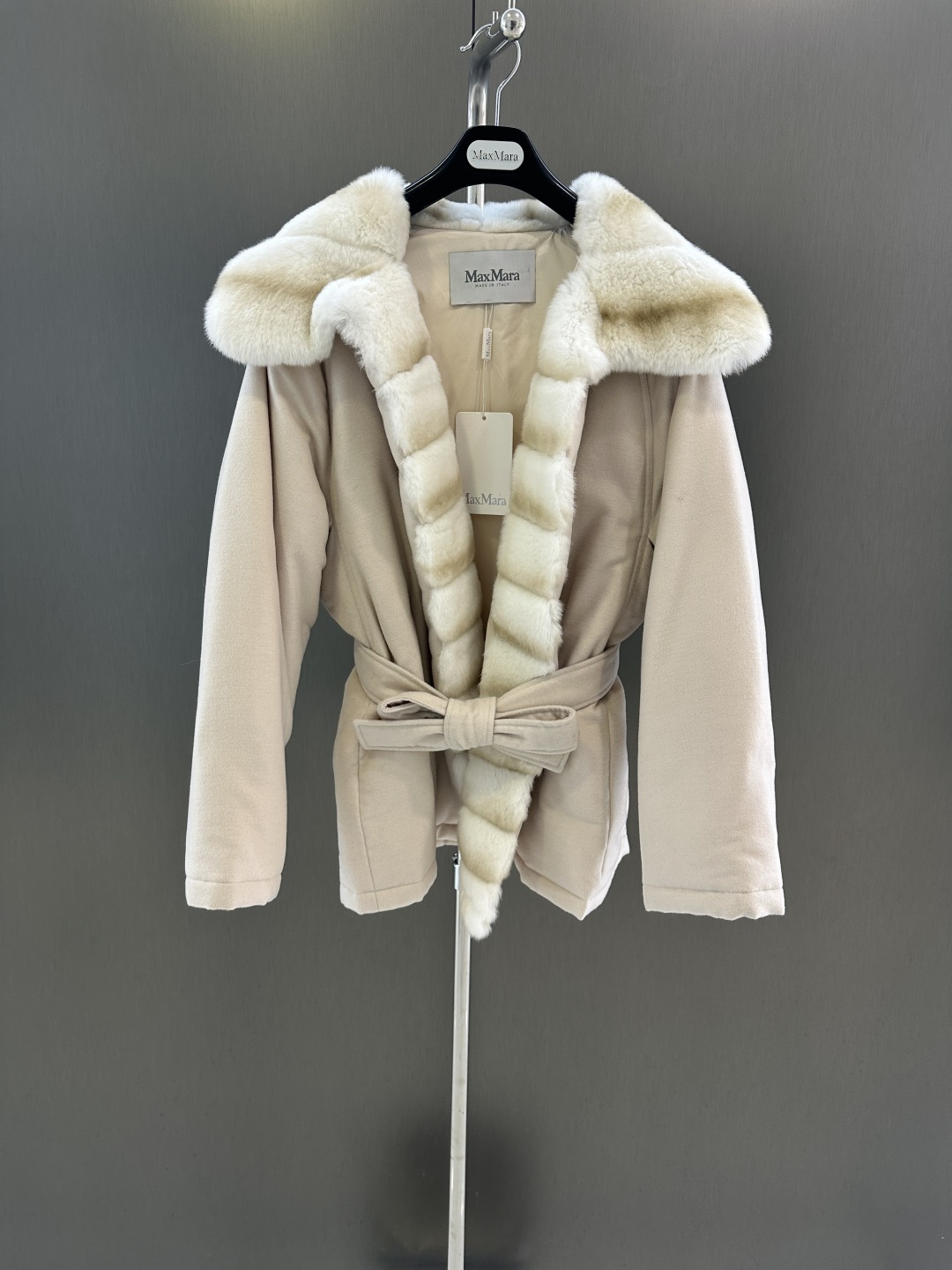 NO:636141,Maxmara new high-quality goose down jacket for autumn and winter, customized 50% wool blended fabric, white goose down filling inside, with imported rex rabbit fur collar, simple and elegant SML (length 71, bust 134, size M), Maxmara-clothing,  19860909Maxmara 秋冬新款高品质鹅绒服 定制50羊毛混纺面料 内里白鹅绒填充 搭配进口獭兔毛领 简约大气 SML（衣长71,胸围134,码数M）,麦丝玛拉-服装, ,Women's clothing