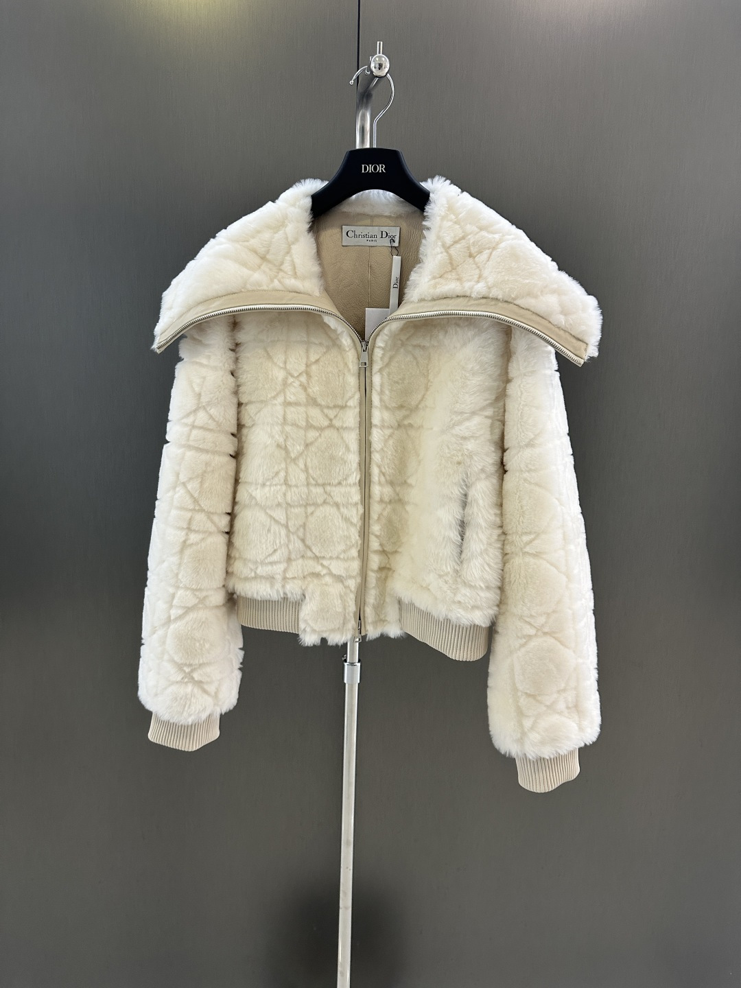 NO:636153,Dior new autumn and winter fur all-in-one jacket, imported wool and fur all-in-one, customized hardware zipper, classic cannage pattern, simple and elegant SML (length 54, bust 116, size L), Dior-clothing, dior, dior, jackets & coats, alexander wang19860909Dior 秋冬新款皮毛一体外套 进口羊毛皮毛一体 定制五金拉链 经典藤格纹 简约大气 SML（衣长54,胸围116,码数L）,迪奥-服装,dior,dior,jackets & coats,alexander wang,Women's clothing