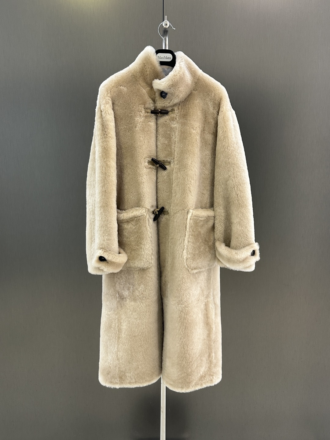 NO:636150,Maxmara's new autumn and winter fur all-in-one jacket. Imported wool and fur all-in-one. Simple horn button design. Collar can be turned or stood up. Advanced atmosphere. SML (length 110, bust 114, size m),Maxmara-clothing,jackets & coats,alexander wang19860909Maxmara 秋冬新款皮毛一体外套  进口羊毛皮毛一体 简约牛角扣设计 领子可翻可立 高级大气 SML（衣长110,胸围114,码数m）,麦丝玛拉-服装,jackets & coats,alexander wang,Women's clothing
