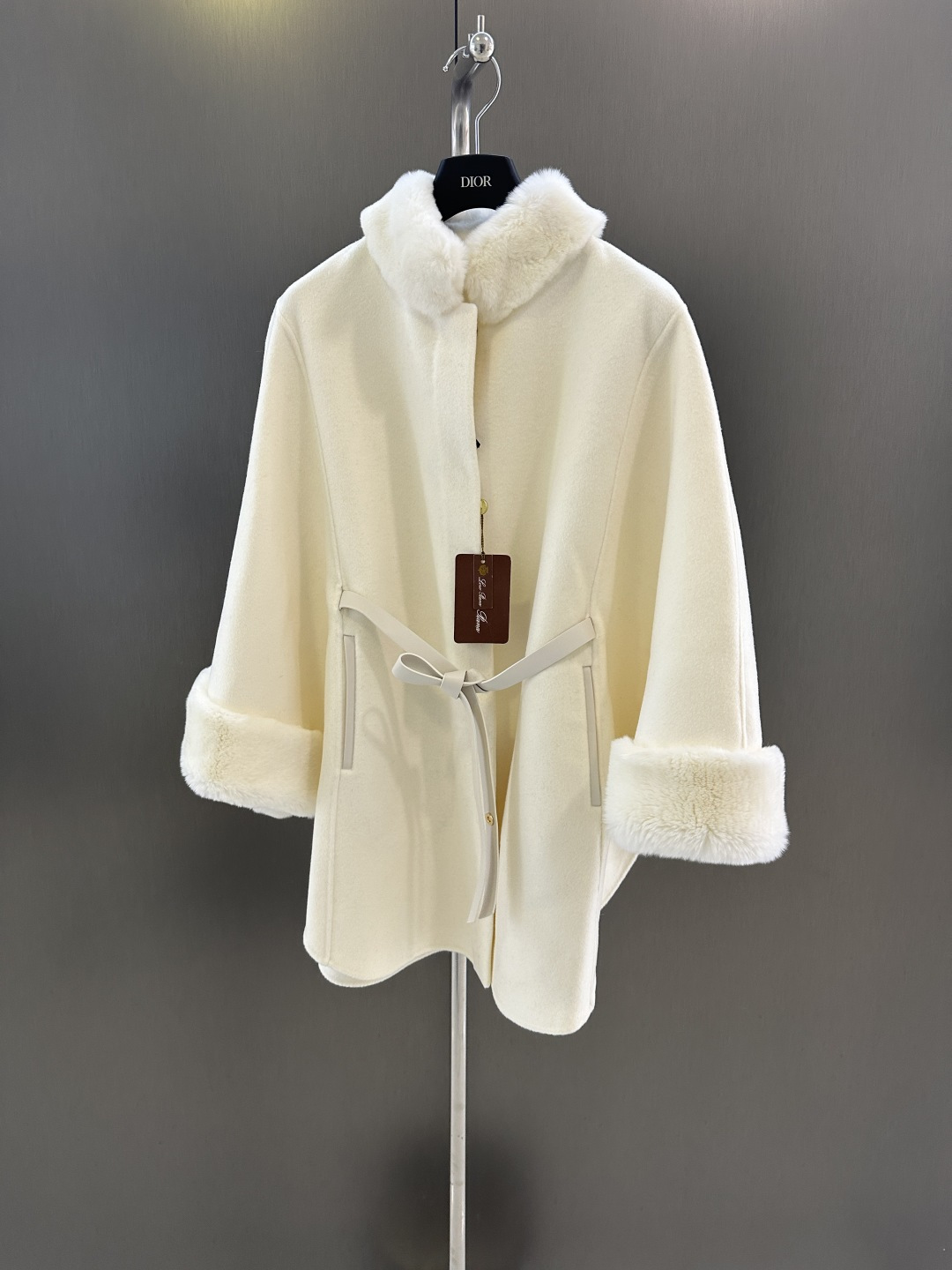 NO:636138,Loro piana new autumn and winter cashmere cloak, with imported rex rabbit hair, cashmere fabric, delicate and soft, high-end fashion, one size fits all, length 81, women's clothing, loro piana, alexander wang19860909Loro piana 秋冬新款羊绒斗篷  搭配进口獭兔毛 羊绒面料 细腻柔软 高级时尚 均码发售 衣长81,女装,loro piana,alexander wang,Women's clothing