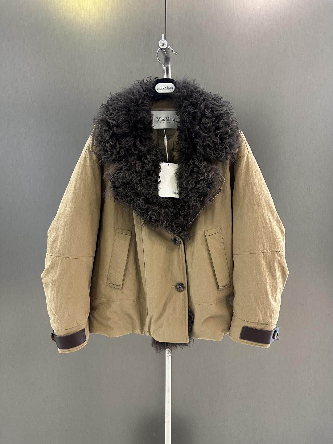 NO:636929,Maxmara's new winter goose down jacket with imported sheep's fur collar (removable) and goose down filling inside. Super hot style. Fashionable and elegant SML (length 65, bust 136, size L), Maxmara-clothing, alexander wang19860909Maxmara 冬季新款鹅绒服 搭配进口羊卷毛毛领（可拆）内里鹅绒填充 超级大爆款 时尚大气SML（衣长65,胸围136,码数L）,麦丝玛拉-服装,alexander wang,Women's clothing
